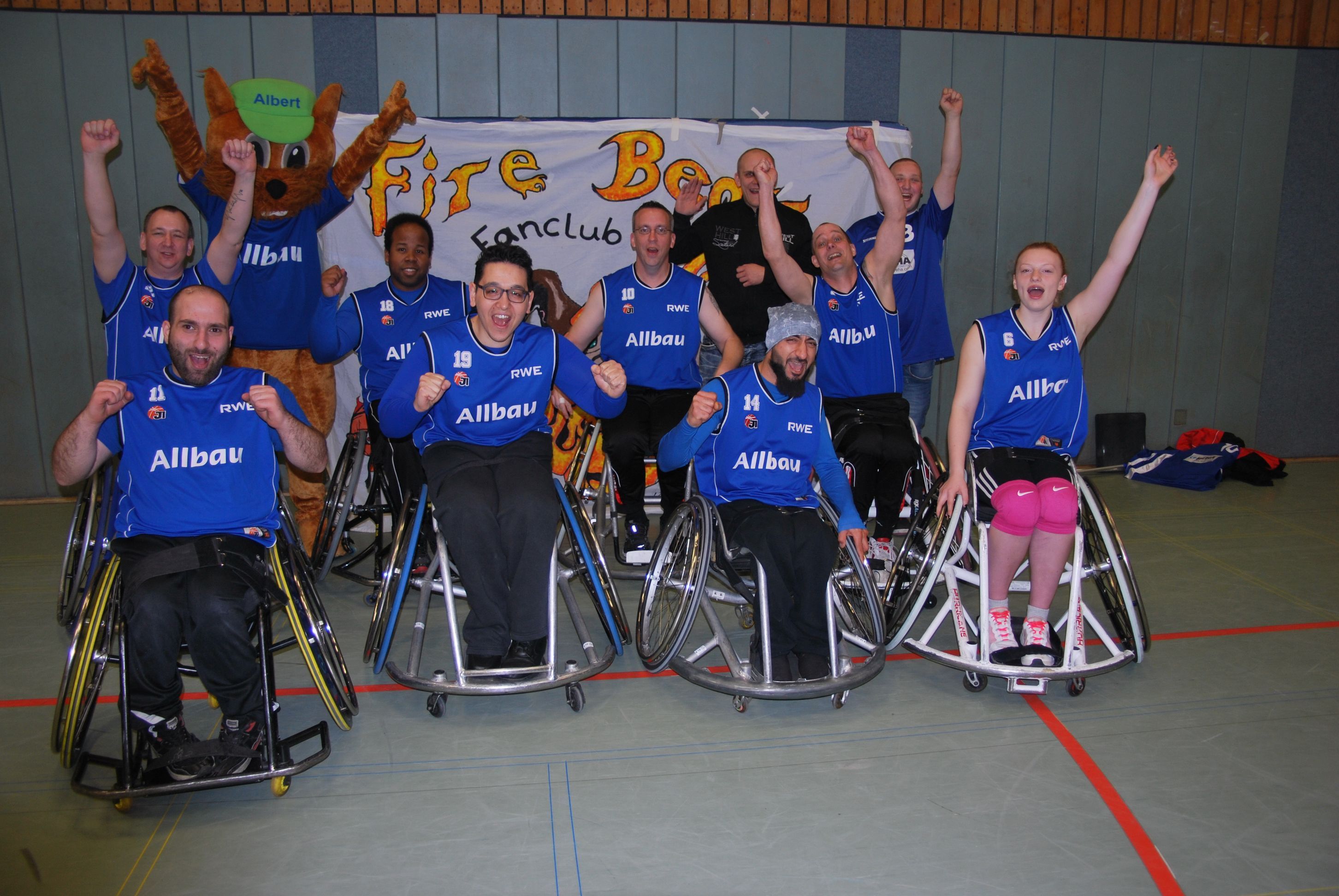 Foto (R. Grebert)): So sehen Sieger aus: Hot Rolling Bears Essen, ungeschlagener Regionalliga-Meister 2015 / 2016