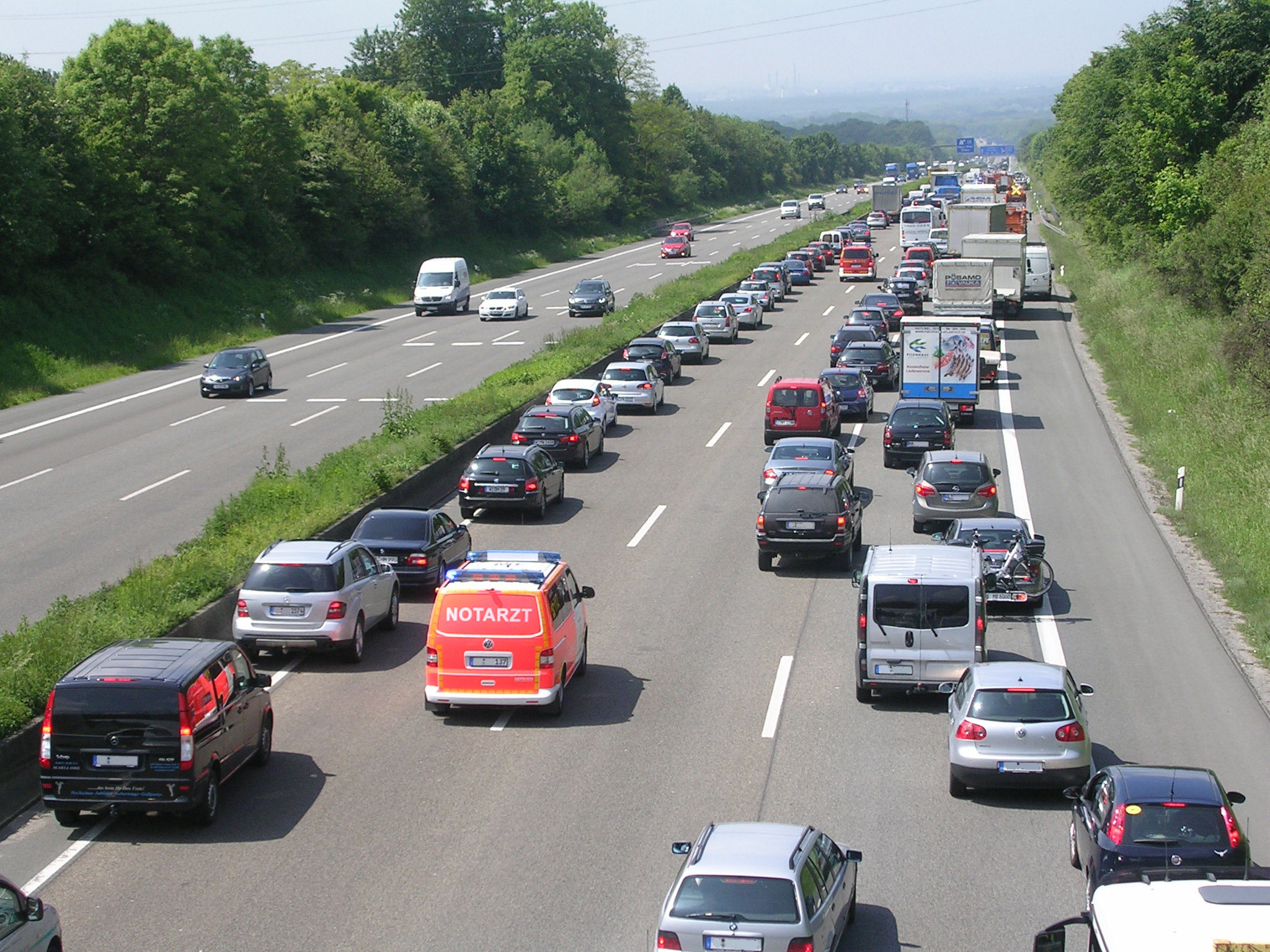 Autofahrer müssen bei Unfällen auf mehrspurigen Fahrbahnen die sogenannte Rettungsgasse freimachen. Sie ist für Fahrzeuge mit Blaulicht gedacht, die schnellstmöglich zum Unfallort vordringen müssen. Im Ernstfall rettet diese Gasse Leben. Foto: ADAC