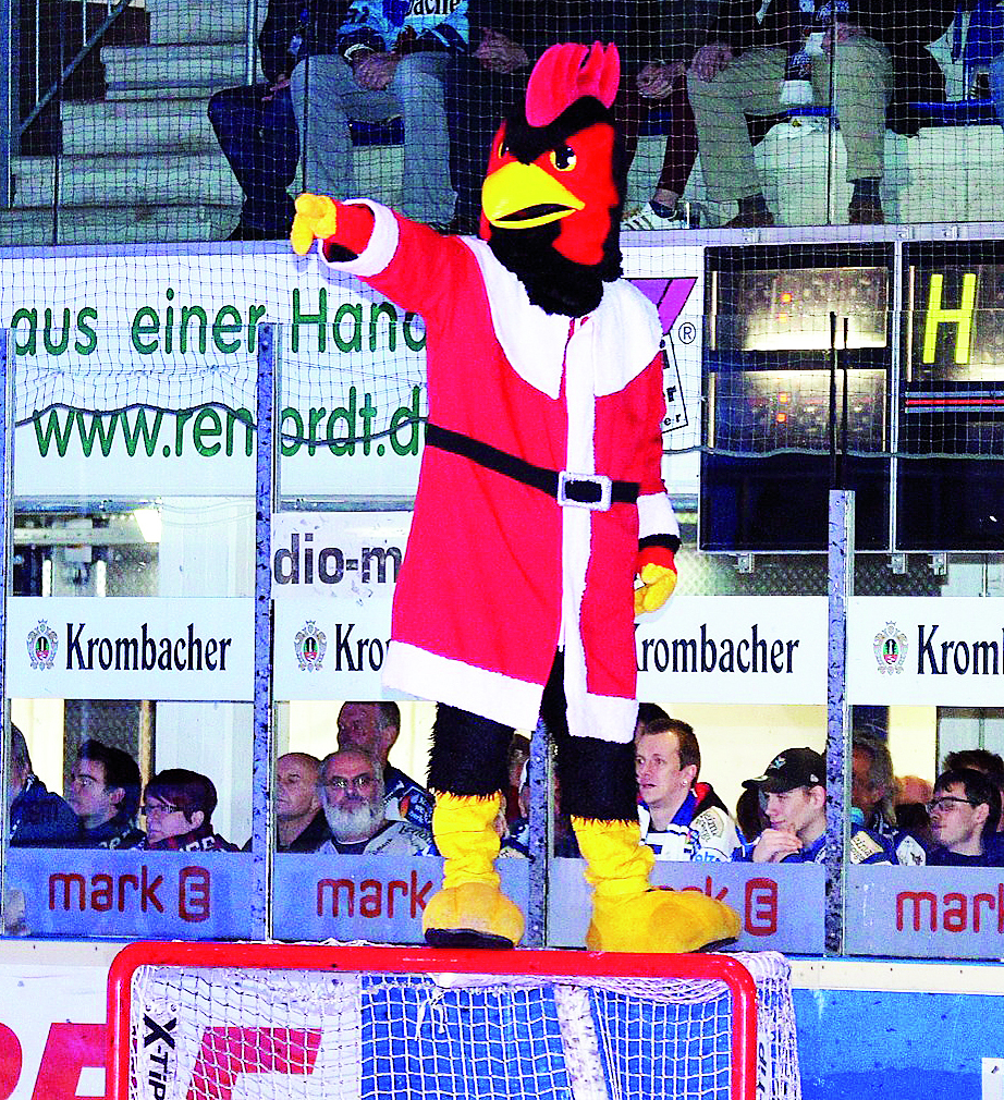 Als Icey heizt er den Eishockeyfans ein.