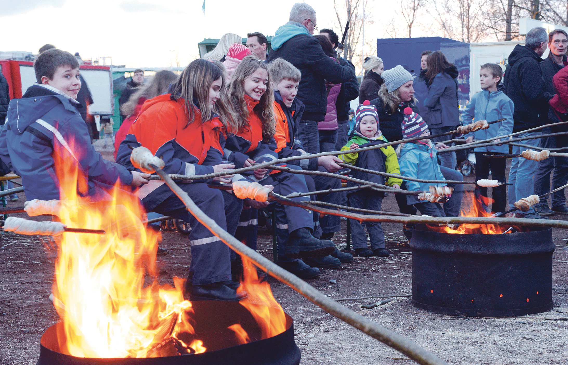 Osterfeuer mit Stockbrot backen in Monheim.