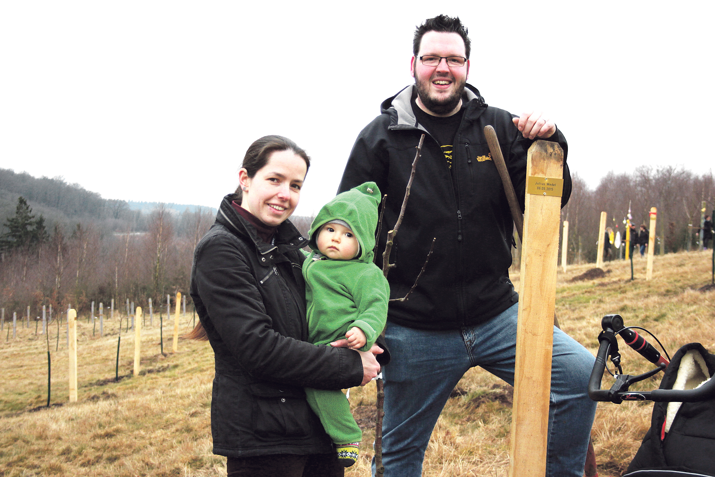 Ehepaar Wedel-Kraft pflanzten einen Baum für ihren Sohn Julius.