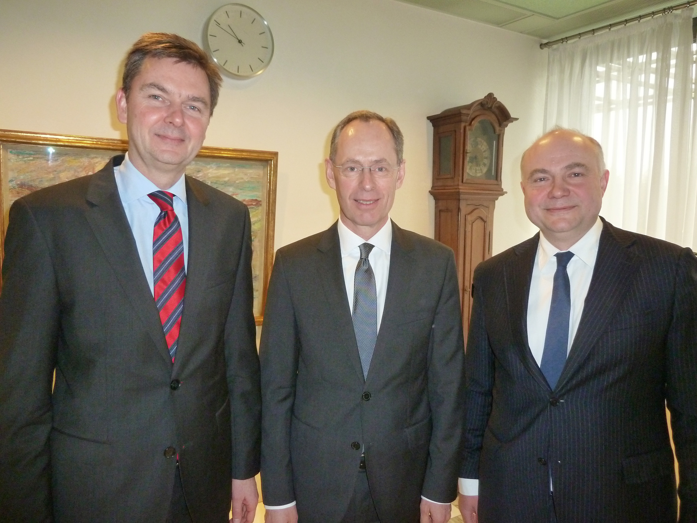 Dr. Andre Carls (von links), Gustav Holtkemper und Niederlassungsleiter Uwe Baust ziehen eine positive Bilanz für 2015. Foto: Commerzbank