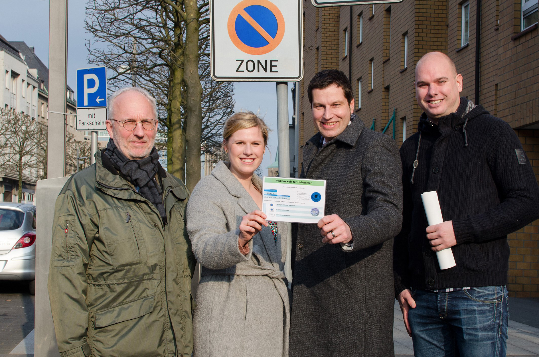 Maren Leerhoff bekam den ersten Parkausweis. Oberbürgermeister Thomas Eiskirch übergab der freiberuflich tätigen Hebamme die Ausnahmegenehmigung. Foto: Stadt Bochum