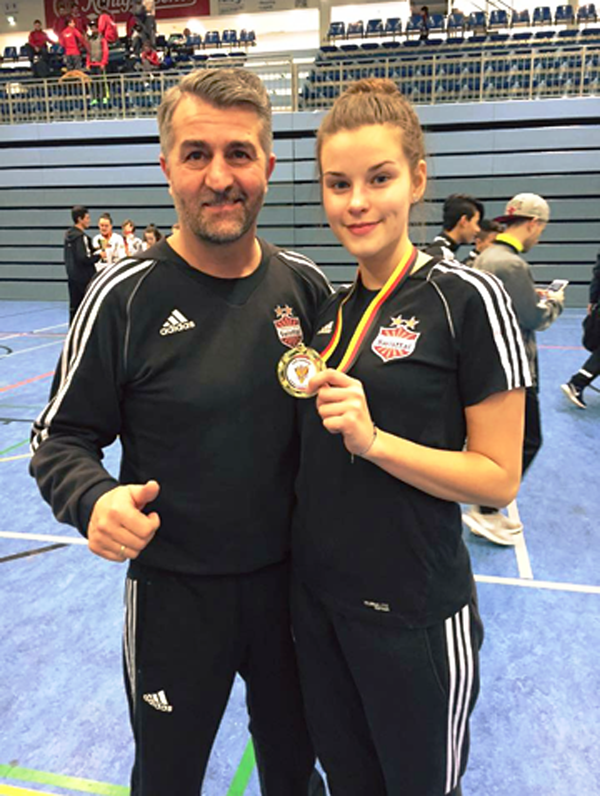 Pia Leonhardt bei den Deutschen Meisterschaften mit ihrem Trainer Dimitrios Lautenschläger.