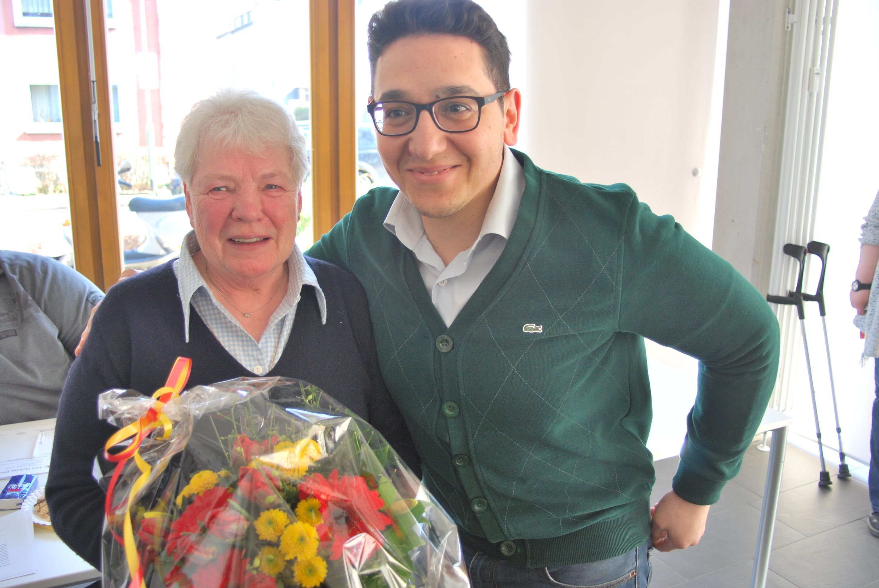 Foto (R. Grebert): Bears-Geschäftsführer Ahmet Boztepe überreichte Ehrenurkunde und Blumenstrauß an Hanna Grendel