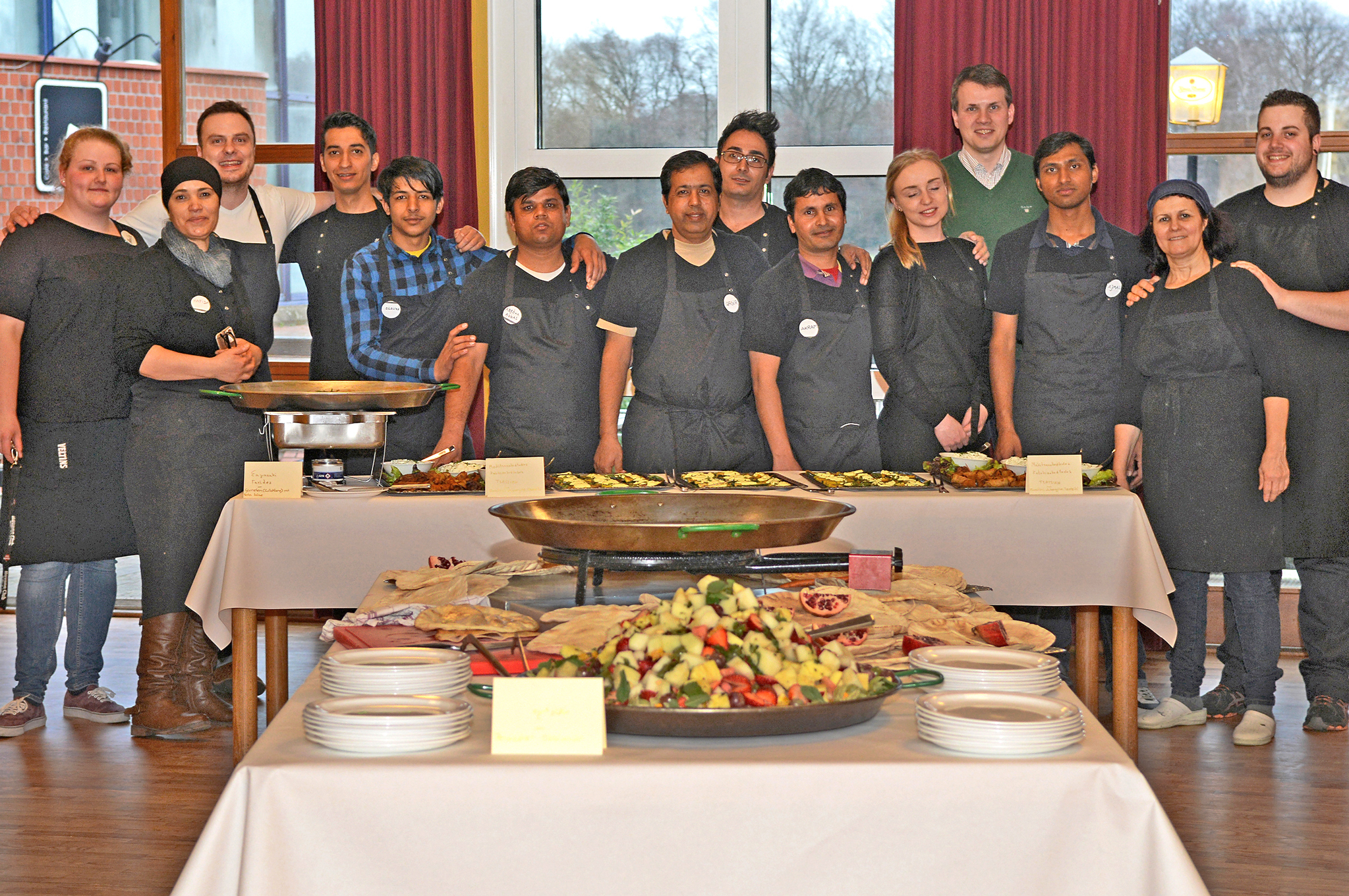 Das Team der Bar 61 und der Schirmherr Bürgermeister Tobias Stockhoff vor dem gerade fertig gewordenen Buffet.