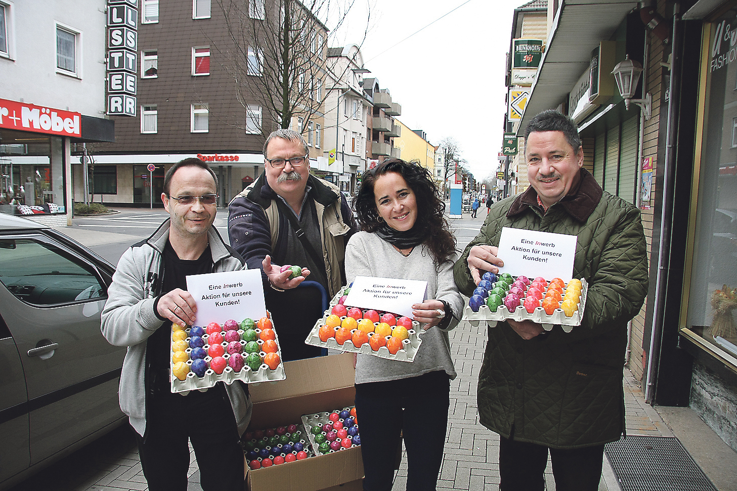 Inwerb spendiert bunte Ostereier für die Lange Straße (v.l.): Otmar Wenzberger, Jörg Binder, Nina Pawlowski und Armin Fiolka von der Werbegemeinschaft.