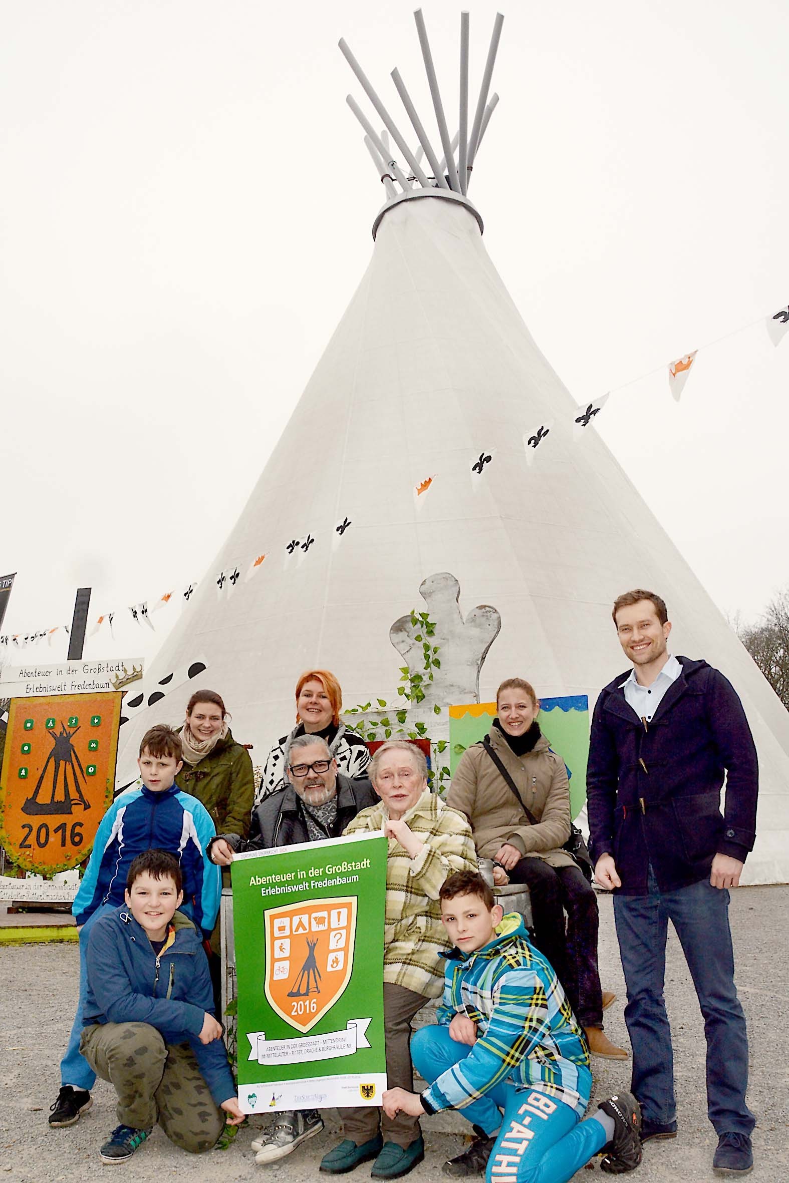 Vertreter der Erlebniswelt Fredenbaum um Leiter Ralf Finke, Sponsor Bastian Pettau und Tierschutzvereins-Vorsitzende Erika Scheffer u.a. stellten das Jahresprogramm und die Neuerungen rund ums Big Tipi vor.