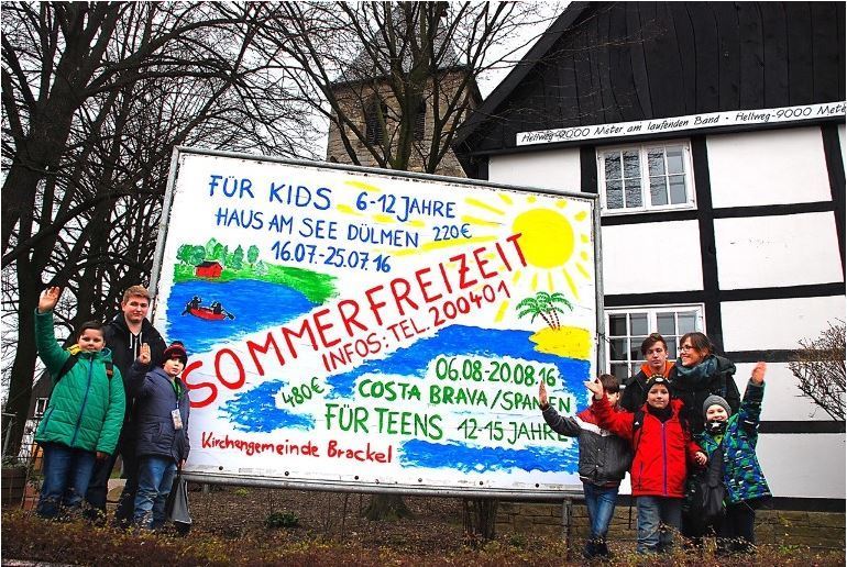 Es sind noch Plätze frei bei den Sommerferien-Freizeiten, die von der Evangelischen Kirchengemeinde Brackel angeboten werden - und für die auch auf der Plakatwand vor dem "Haus Beckhoff" farbenfroh geworben wird.