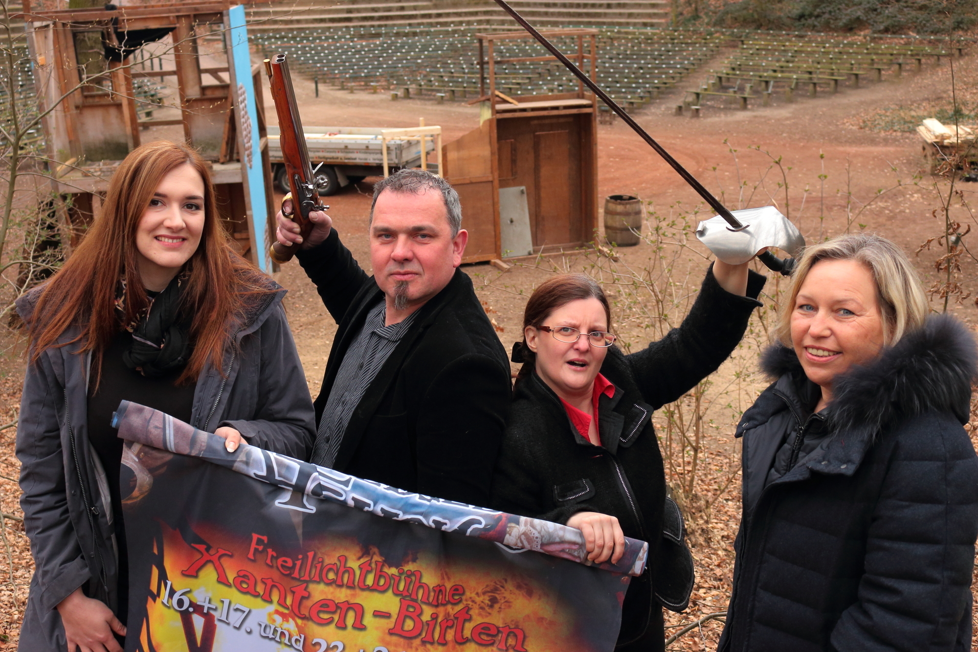 Vor dem Rund des Amphitheaters Birten: von links: Lea Winterhoff (zuständig für Pferdetraining und Betreuung; aber auch Mitwirkende); Ralf Winterhoff (Produktionsleitung und Mitwirkender); Daniela Berg (Öffentlichkeitsarbeit) und Ulrike Theußen (Freilichtspiele Amphitheater Birten e. V.)