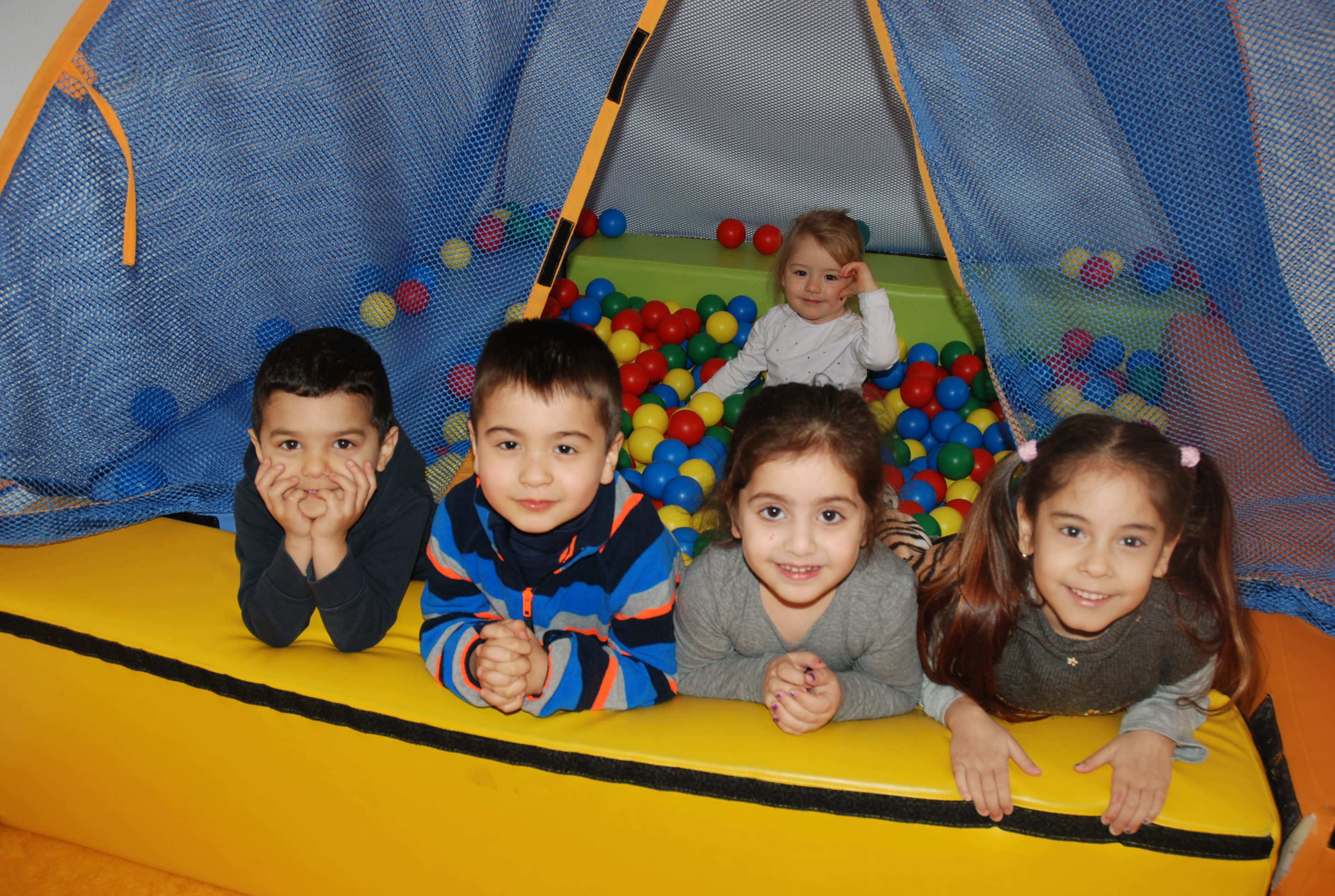 Besser geht's nicht: Moussa (4), Noah (4), Lena (4), Asude (5) (v.li.) und die kleine Charlotte (3) (hinten) toben im hauseigenen Bällebad.