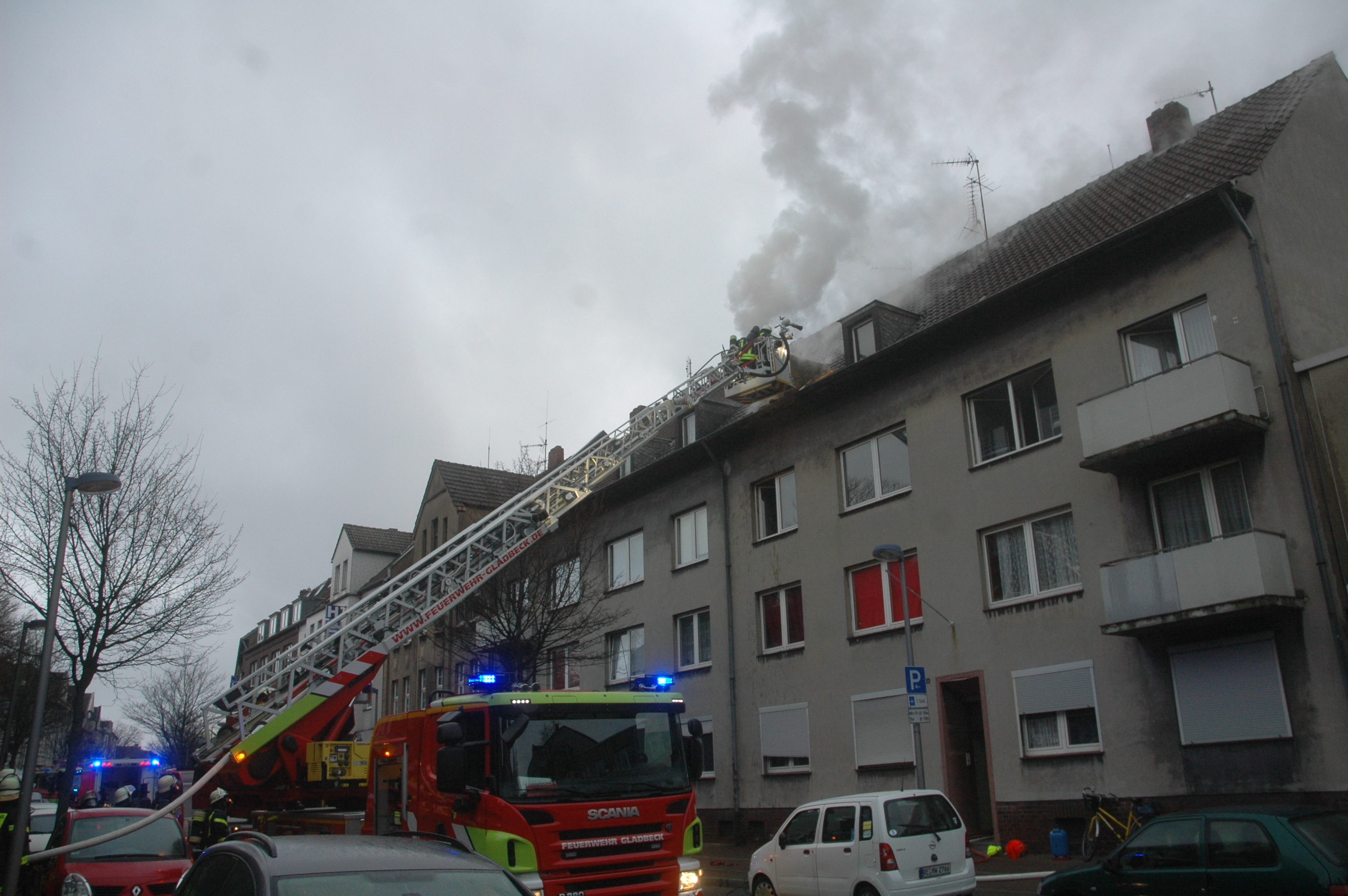 Bei dem Brand (siehe Foto) am frühen Sonntagmorgen (20. März) kam ein Mensch in dem Haus an der Horster Straße in Brauck ums Leben. Am Dienstagabend wurde die Feuerwehr um 22.41 Uhr erneut alarmiert. Dieses Mal stand eine andere Wohnung in dem Gebäude komplett in Flammen. Der Brand am Sonntag wurde nach Angaben der Polizei durch einen mit Gas betriebenen Heizlüfter ausgelöst. Am Dienstagabend dürfte das Feuer wohl aber das Werk von Brandstiftern gewesen sein.