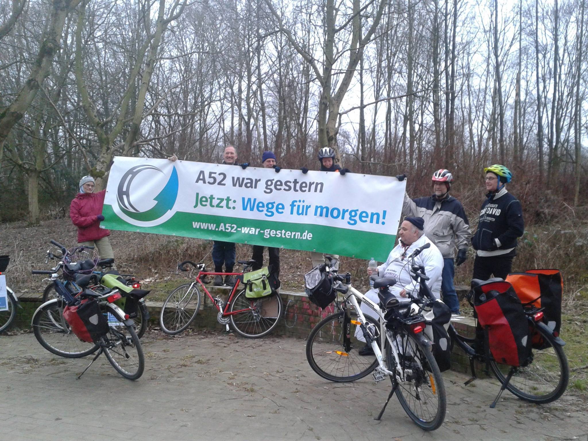 Auch im Helenenpark ist ein Zwischenstopp eingeplant. Hier wird für die A52 eine große Baugrube ausgehoben, sollte sie je gebaut werden. eine nachträgliche Abdeckelung ist nur für einen teil des Parks geplant. Wegen derebenfalls geplanten Autobahnabfahrt Altenessen-Süd am Palmbuschweg ist eine offene führung der Autobahn in einem Teil des Parks erforderlich.