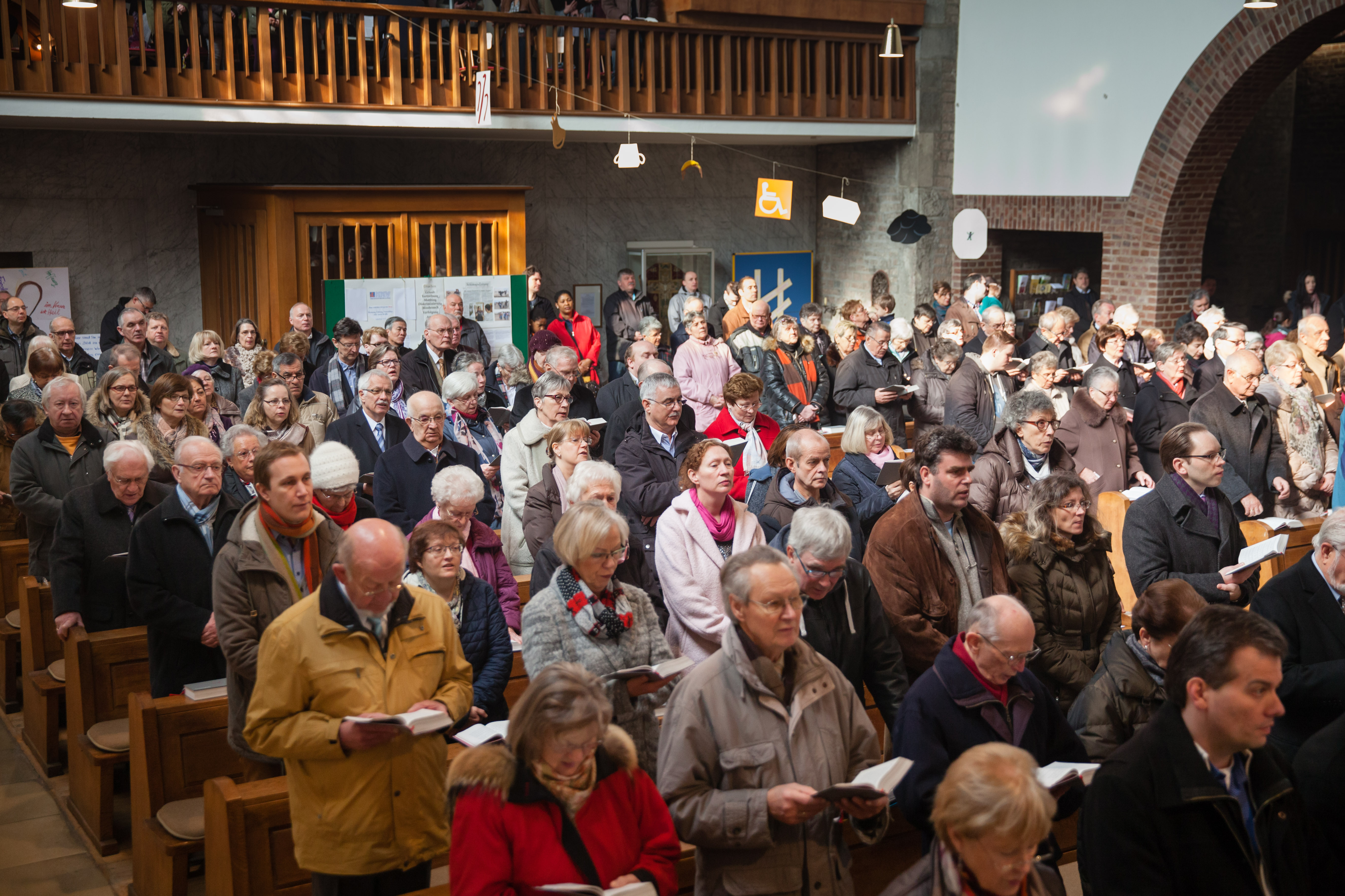 Ein Blick in die vollbesetzte St. Gereons Kirche