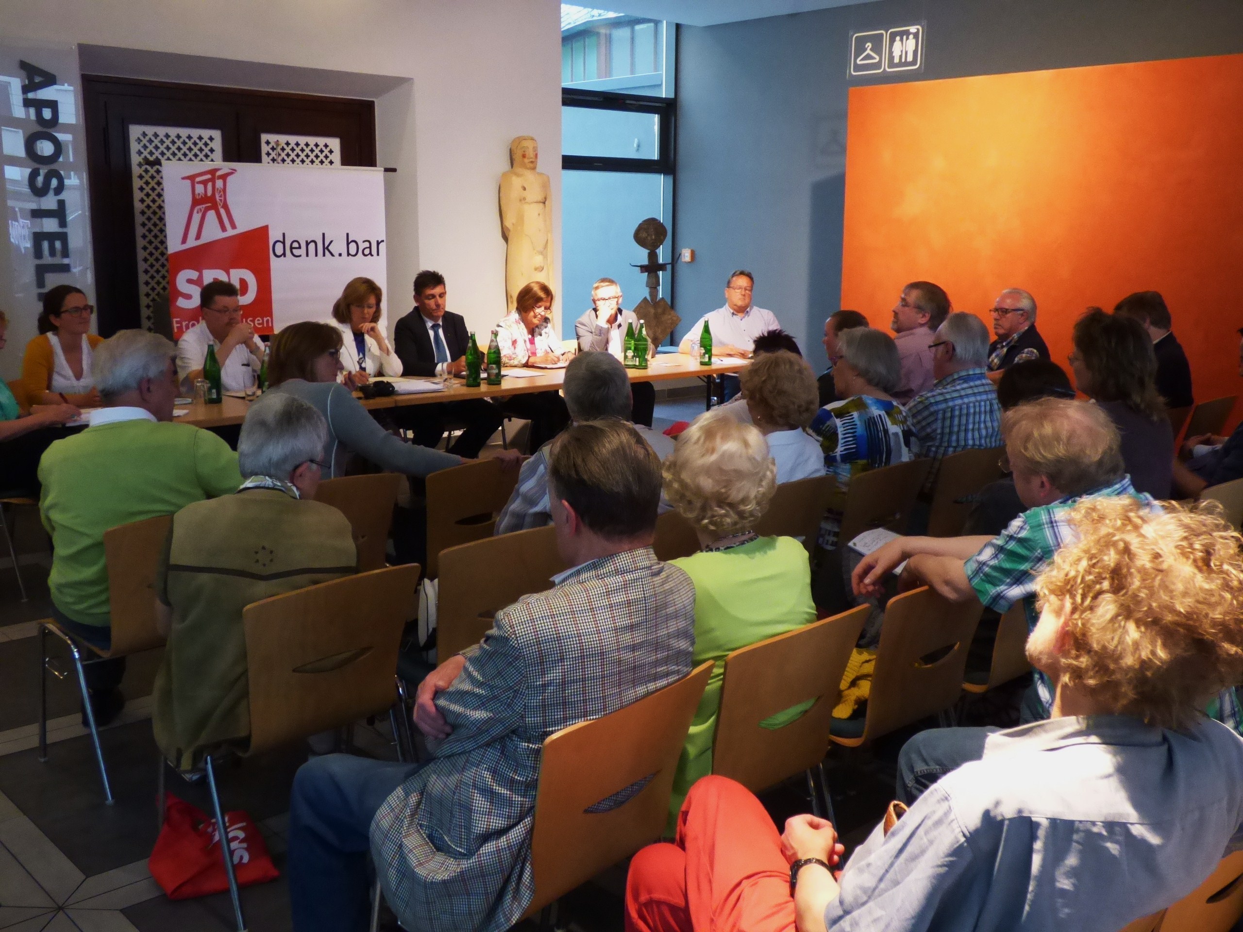 Themen und Dialog der SPD Frohnhausen: Unsere Mandatsträgerinnen und Mandatsträger sind auch zwischen den Wahlen vor Ort, wie hier beim Bürgerdialog Denk.bar im Forum der Apostelkirche