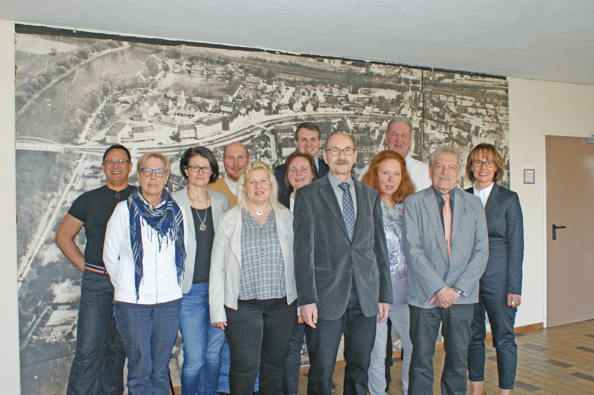 Das Foto zeigt von links: Jörg-Peter Westerkamp-Dahms, Hedwig Windbrake, Tanja Grunenberg, Martin Wulf, Stephanie Reimer, Petra Latzel, Bürgermeister Tobias Stockhoff, Udo Kloß, Dietlinde Neubauer, Tobias Kutschki, Georg Lammers, Personalratsvorsitzende Waltraud Hadick.