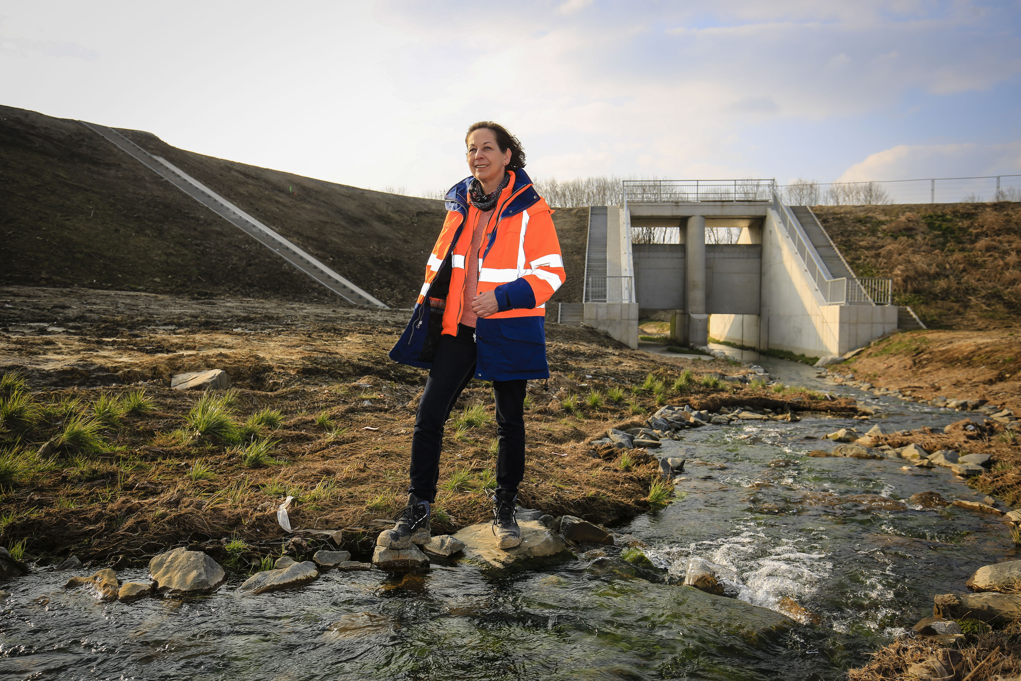 Maren Goldbeck baut derzeit am Goldhammer Bach unter anderem ein Hochwasserrückhaltebecken.