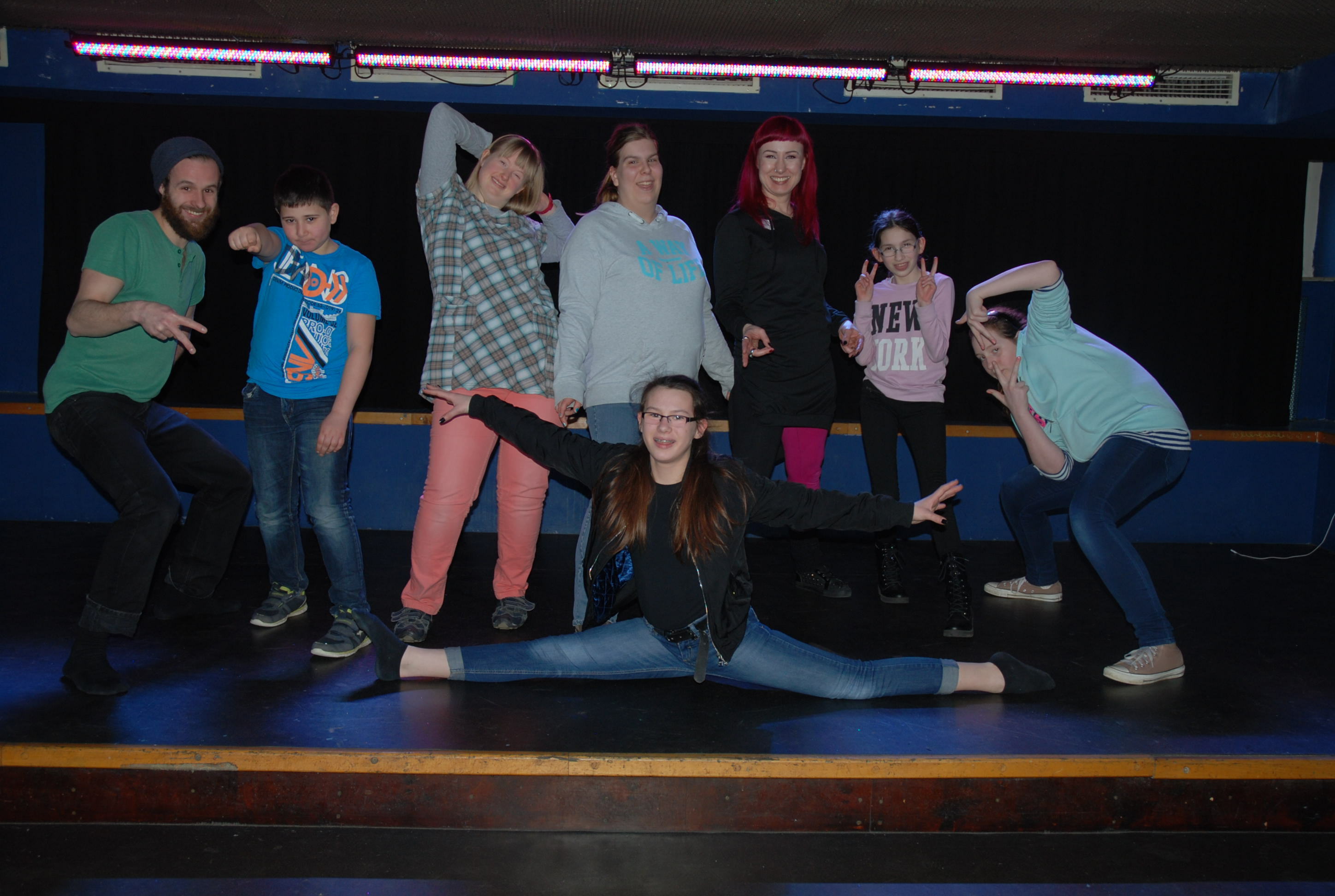 Ausdrucksstarkes Tanztheater: (v.li.) Anleiter Timo Löffler, Ibrahim (9), Anna-Linn (19), Lena (19), Betreuerin Caro Gonda, Larissa (13 und Leonie (12). Und den Spagat beherrscht Romina (13) hervorragend.