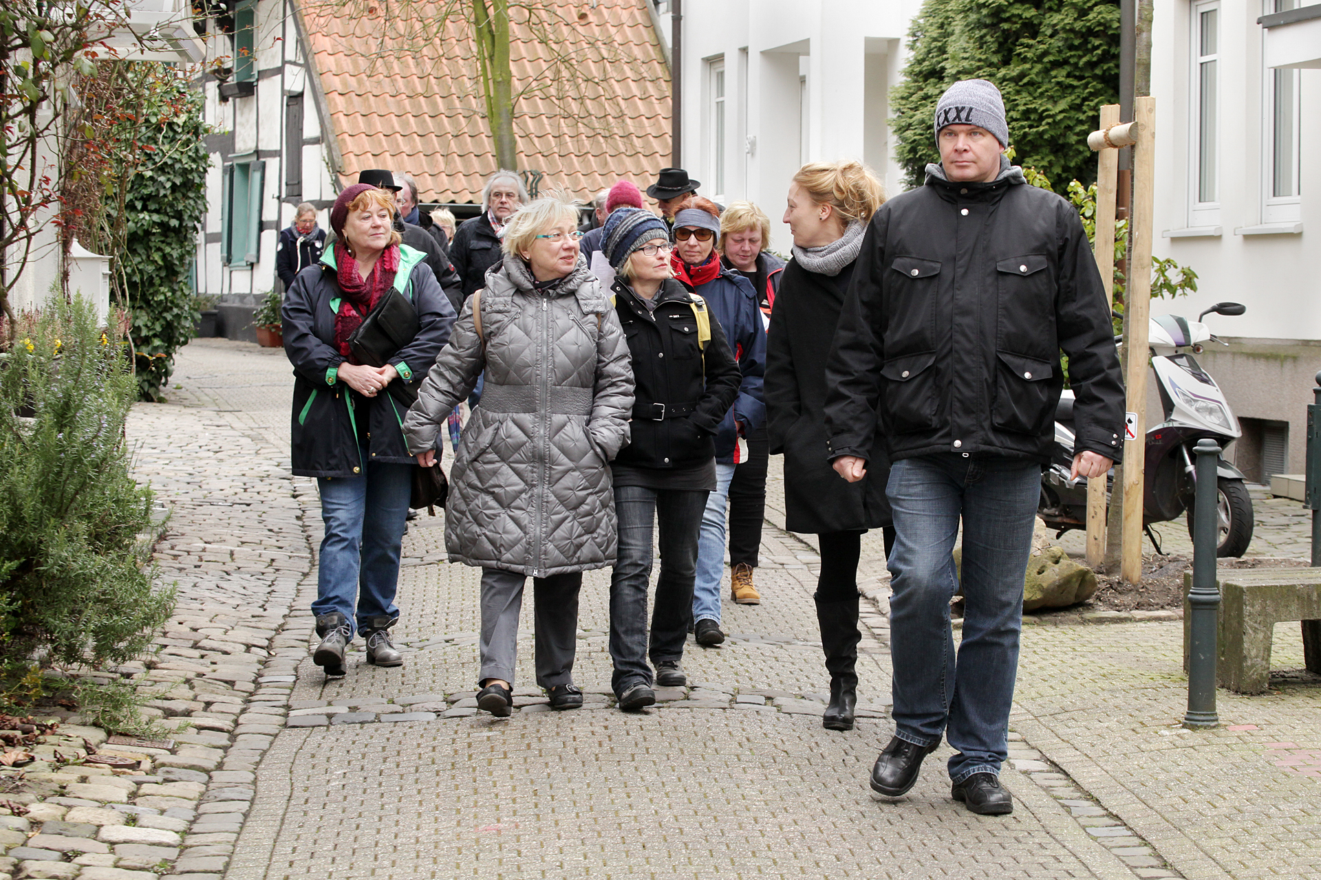 Michael Reddig führt die Gruppe durch das alte Quartier, mit den Beiträgen aller Prüflinge dauerte die Tour rund drei Stunden.