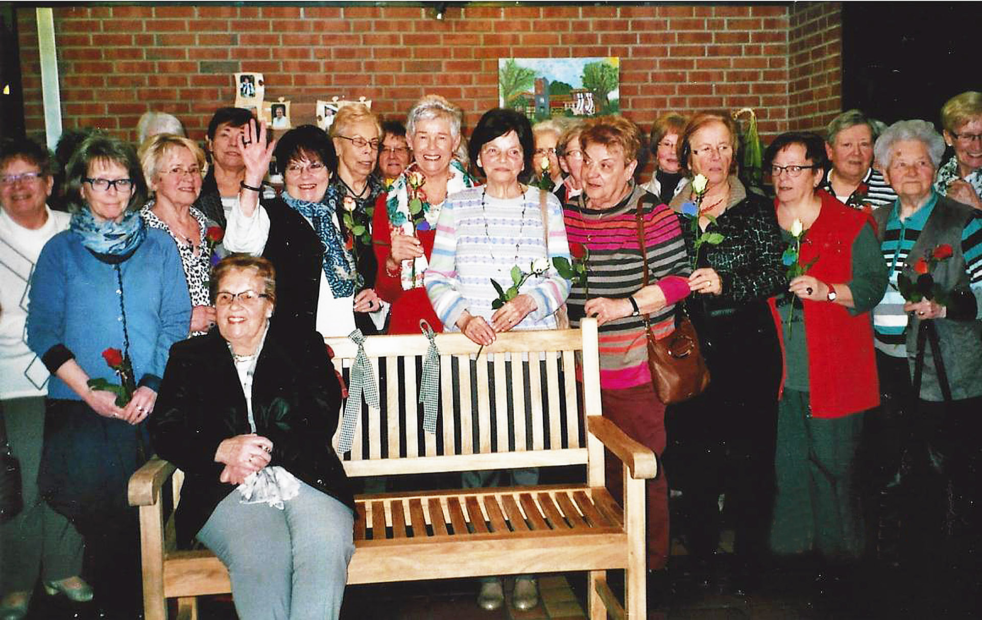 Inge Schndier (sitzend) im Kreise der Aktiven.