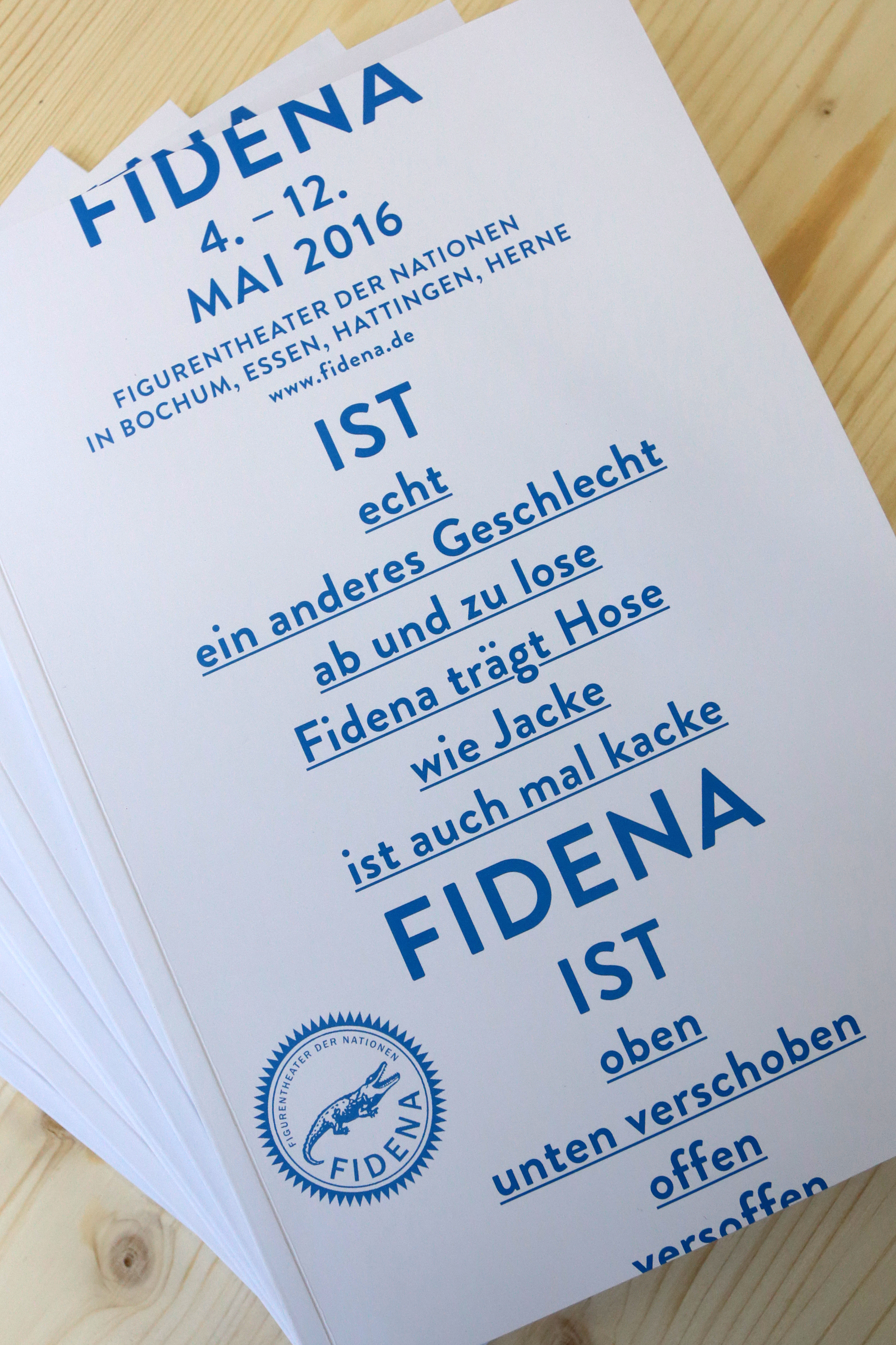 "Fidena... ist auch mal kacke..." Ein neues Erscheinungsbild hat sich die Fidena mit Hilfe der Bochumer Agentur "Oktober" gegeben - ein Gedicht, aus dem man nach Belieben einen Ausschnitt wählen kann, prägt das optische Erscheinungsbild.