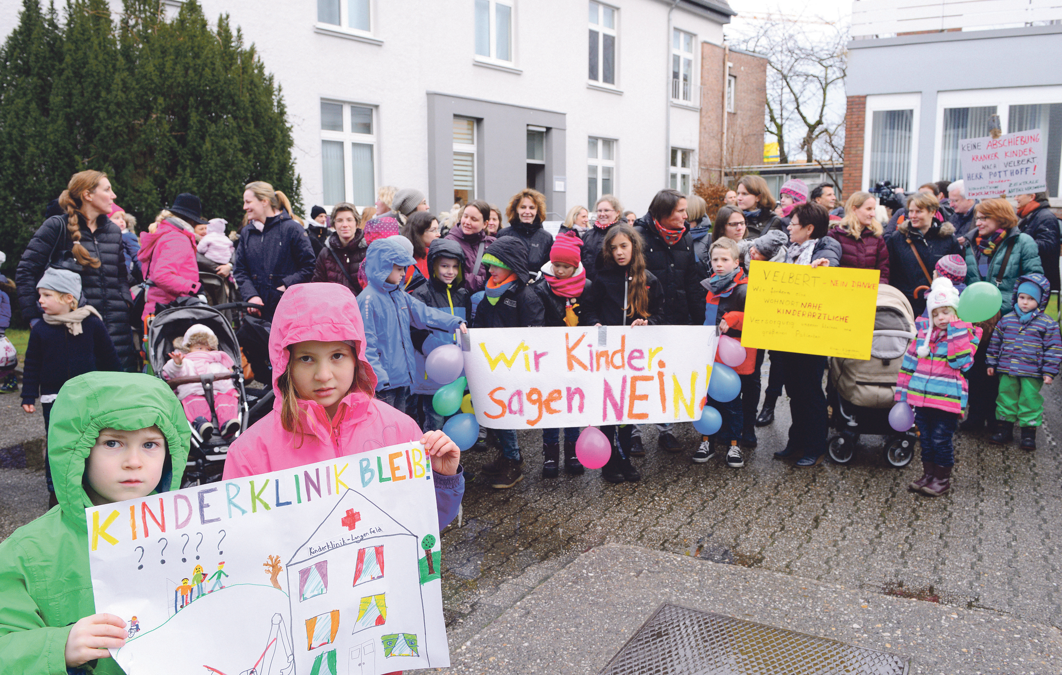 Im Februar wurde gegen die Schließung des kinderärztlichen Notdienstes am St. Martinus Krankenhaus in Langenfeld demonstriert.