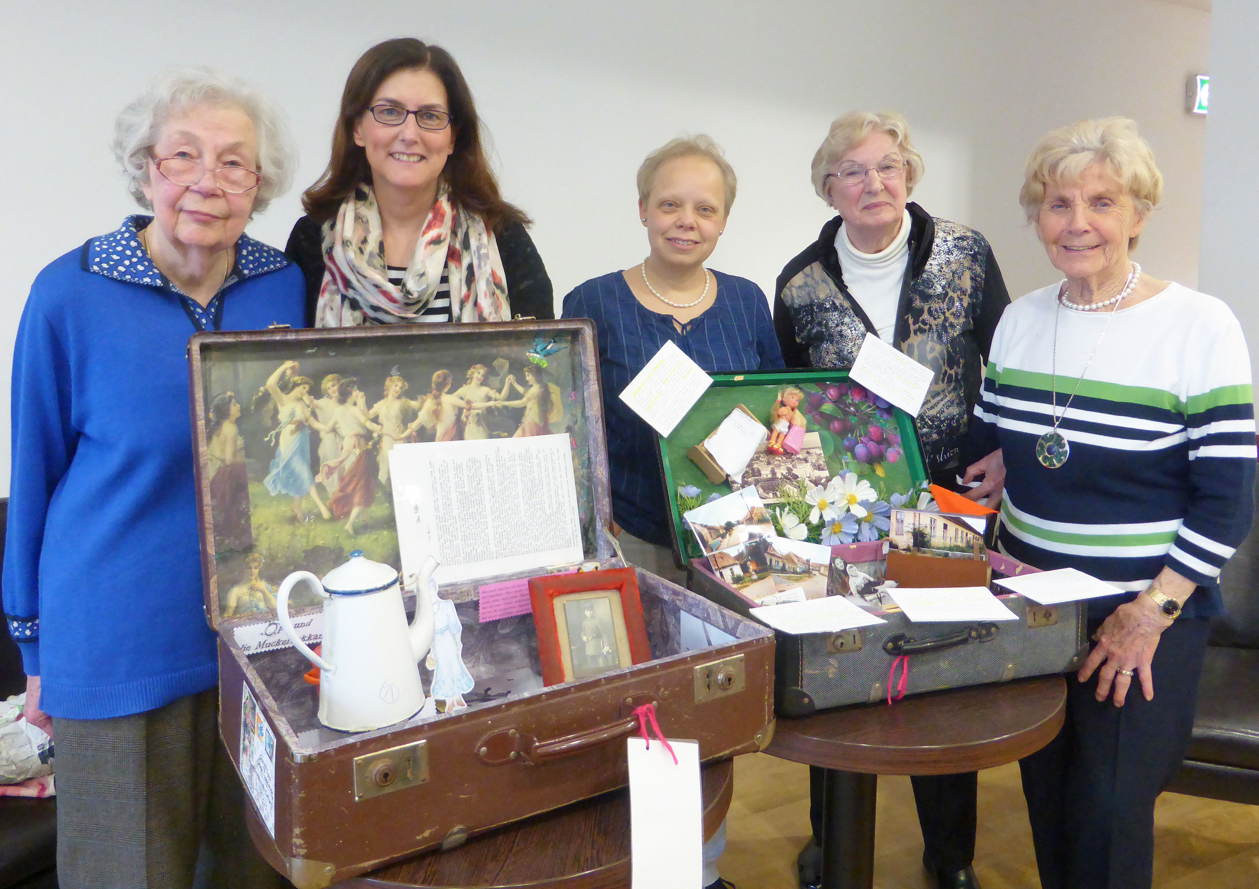 Packten Erinnerungen und Koffer aus (v.l.): Gerda Tippenhauer, Erzählcafé-Organisatorin Doris Brandt, Silvia Meißler (Projektleiterin „Erinnerungskoffer“, Diakonie Düsseldorf), Elfriede Kuhlen und Magdalena Herrmanns