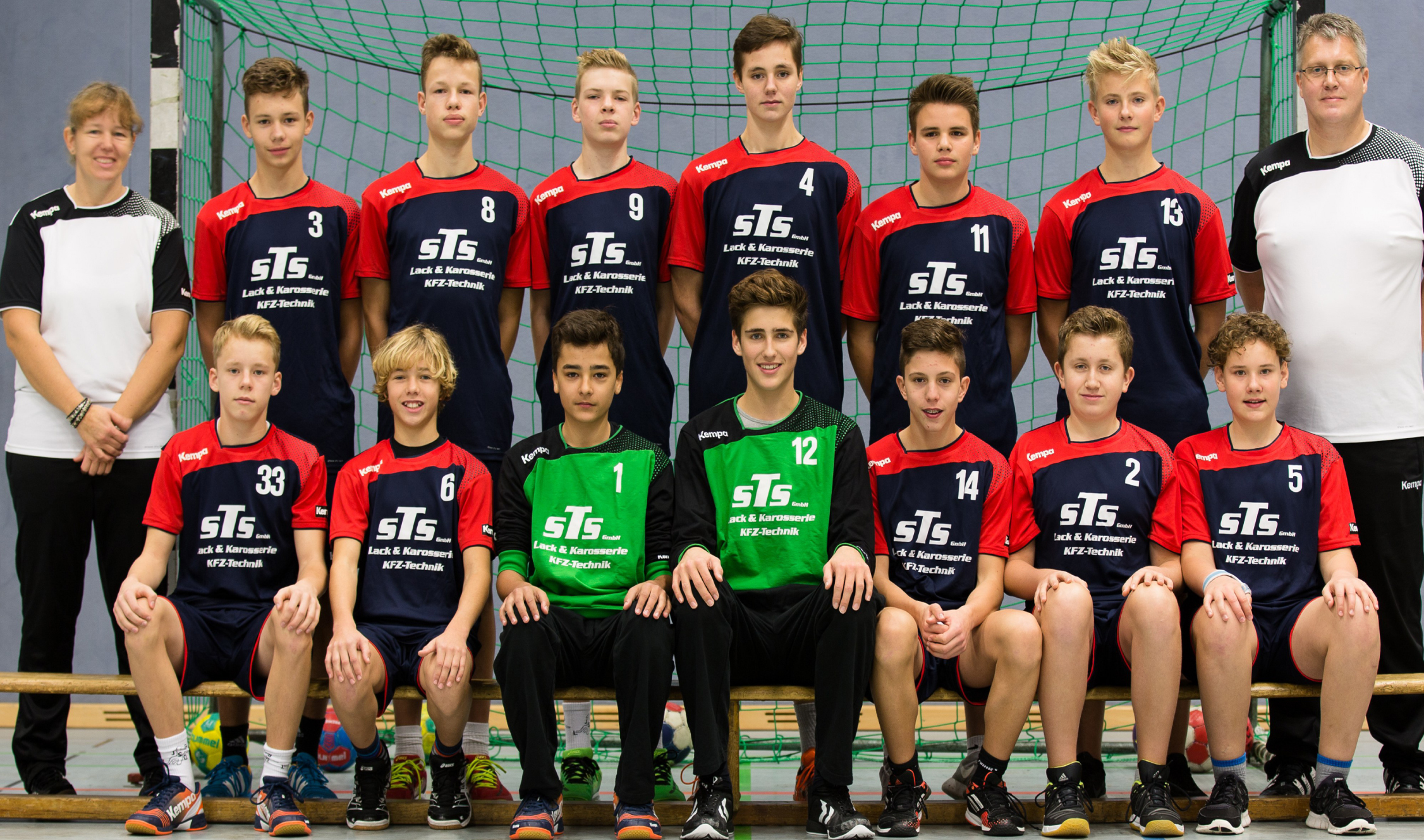 Die Mannschaft (v.l.): Amandio Da Silva Martins, Benjamin Duerr, David Graf, Felix Meyer, Finn Schnettger, Florian Koners, Jannis Neubauer, Jassin Pfundtner, Lennard Bartels, Leonhard Drabig, Mathis Vorndran, Michel Neuman, Til-Colin Schmidt,
Trainerin Claudia Schmidt, Trainer Joachim Land und Christian Koners