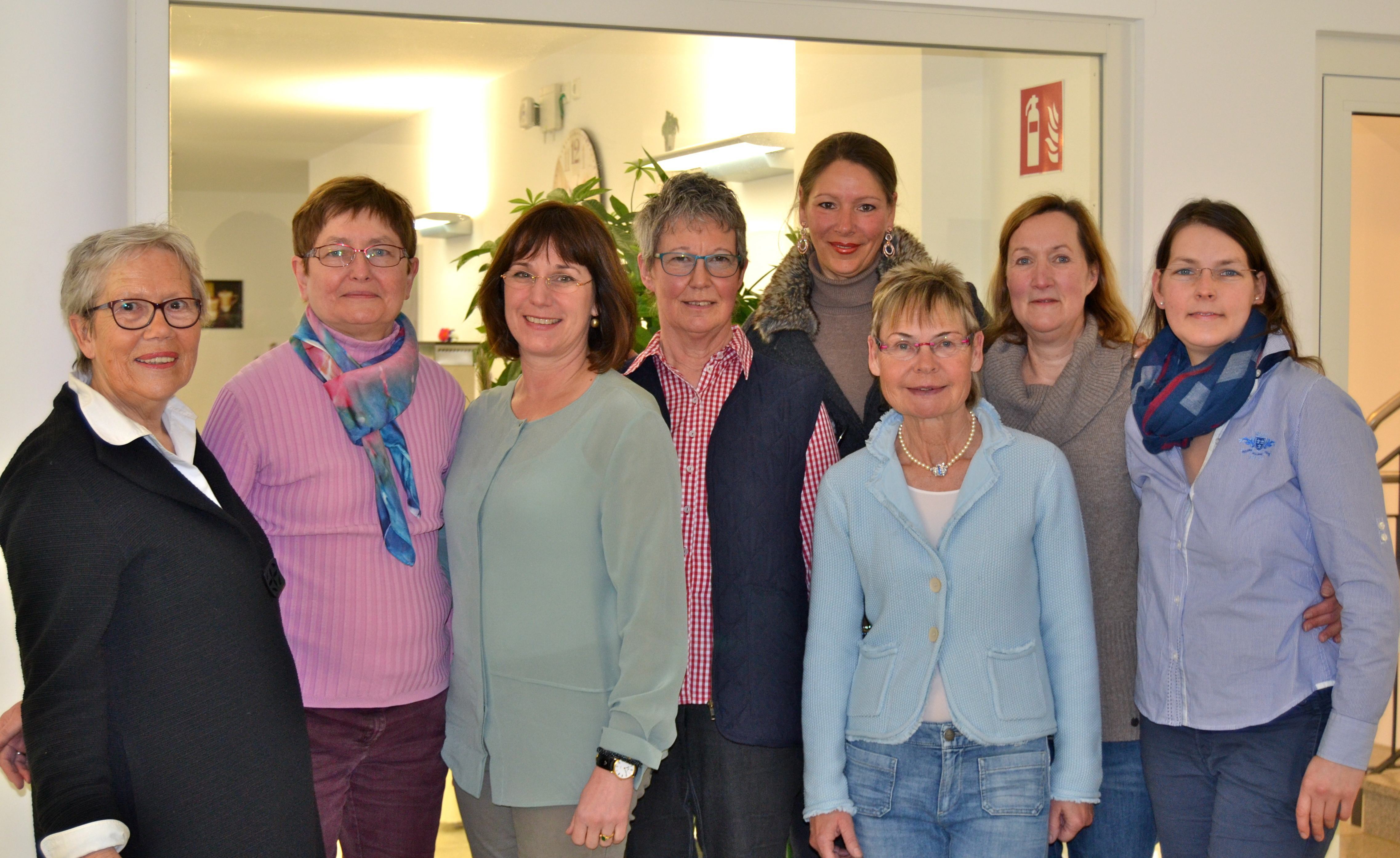 Uta Lahme, Anni Grüne, Heidemarie Hassel, Ingrid Camatta, Stefanie Brandt, Dorothee Martin, Marion Luig und Christina Engel-Eisbach (von li nach re)
