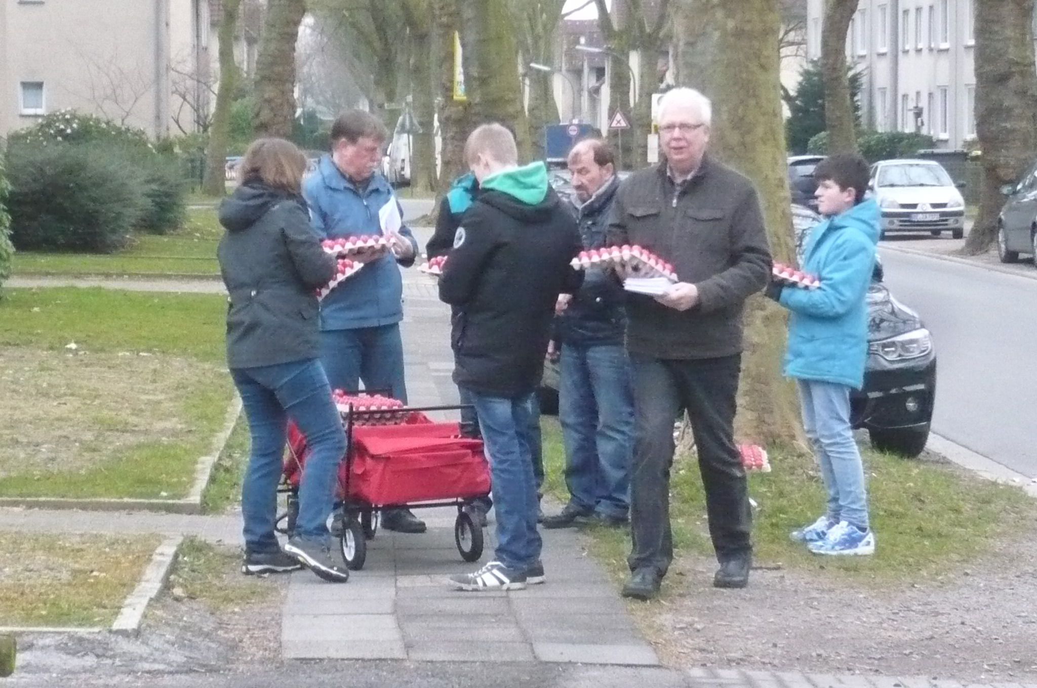 Vorstandsmitglieder mit Helfern bei der Ostergrußtour des SPD Ortsvereins Dortmunder Straße