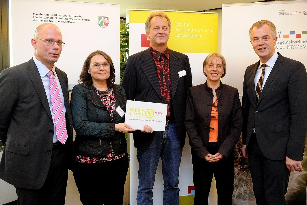 Prof. Dr. Günther Bachmann, Elfriede Majer, Jürgen Heuser, Dr. Christiane Richard-Elsner, Minister Johannes Remmel freuten sich über die Auszeichnung für draussenkinder.