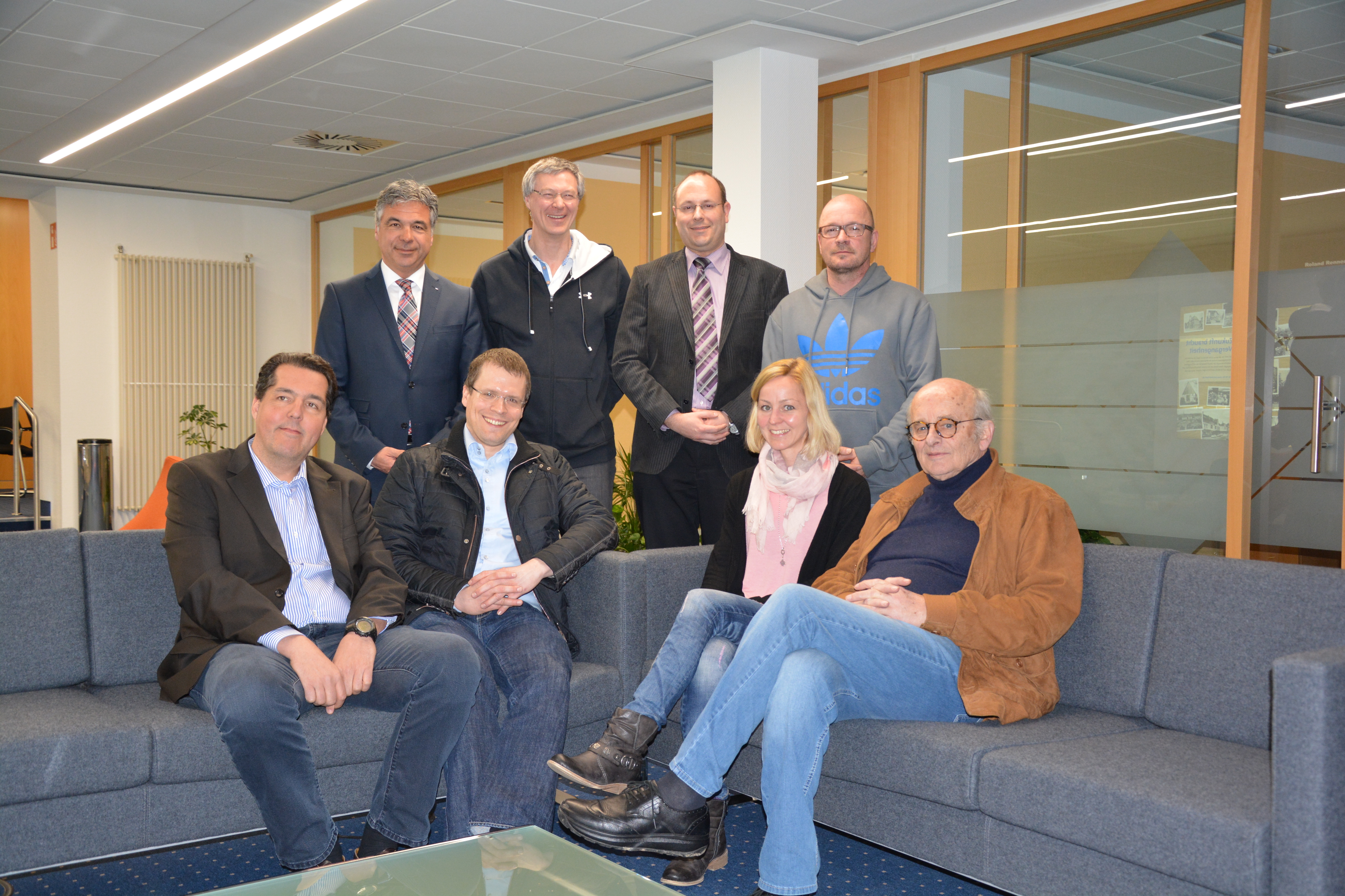 Freuen sich auf ein erfolgreiches Projekt: Ulrich Hackl, Georg Weingarten, Markus Kisler, Torsten Strott (hi.v.li.), Peter Ernst, Dr. Thomas Krebs, Verena Niemeier und Dr. Eckart Rigol (v.v.li.).