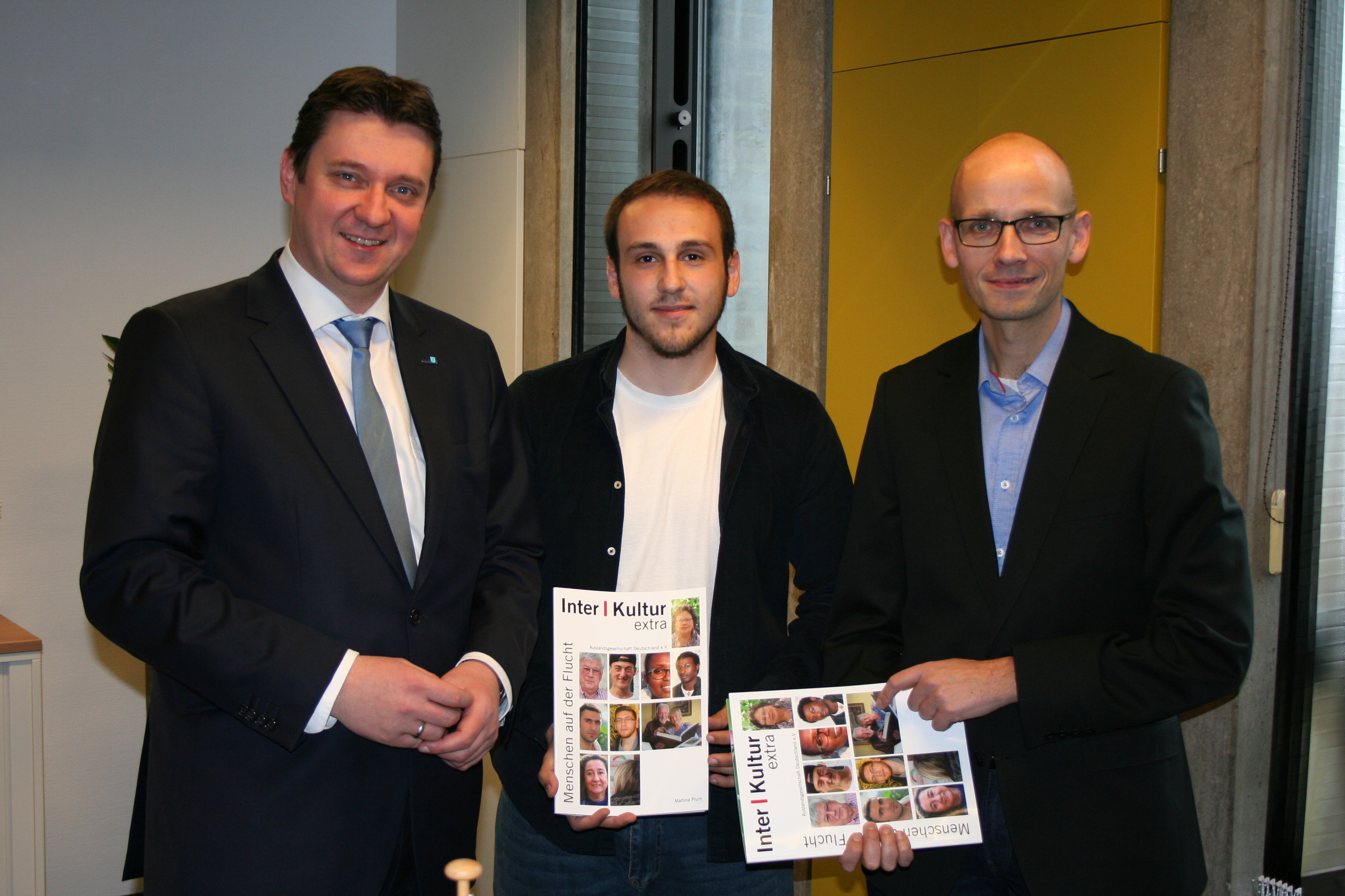 Dankten Fethullah Sevinc (M.) für seinen Einsatz auf der Balkanroute: Bürgermeister Rajko Kravanja (l.) und Marc Frese, Präsident der Auslandsgesellschaft.