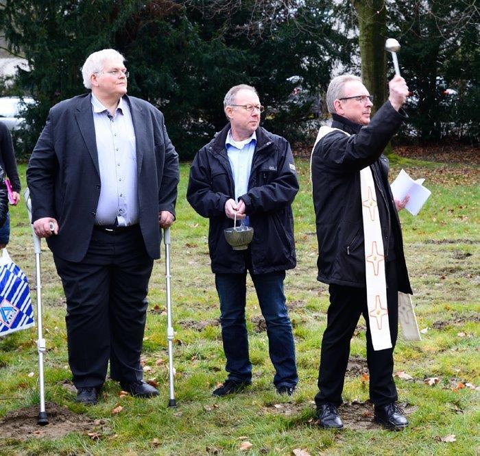 Bürgermeister Hajo Vogel, Bezirksausschußvorsitzender Klaus Büenfeld und Pfarrer Ernst Thomas bei der Segnung des neuen Spielcontainers