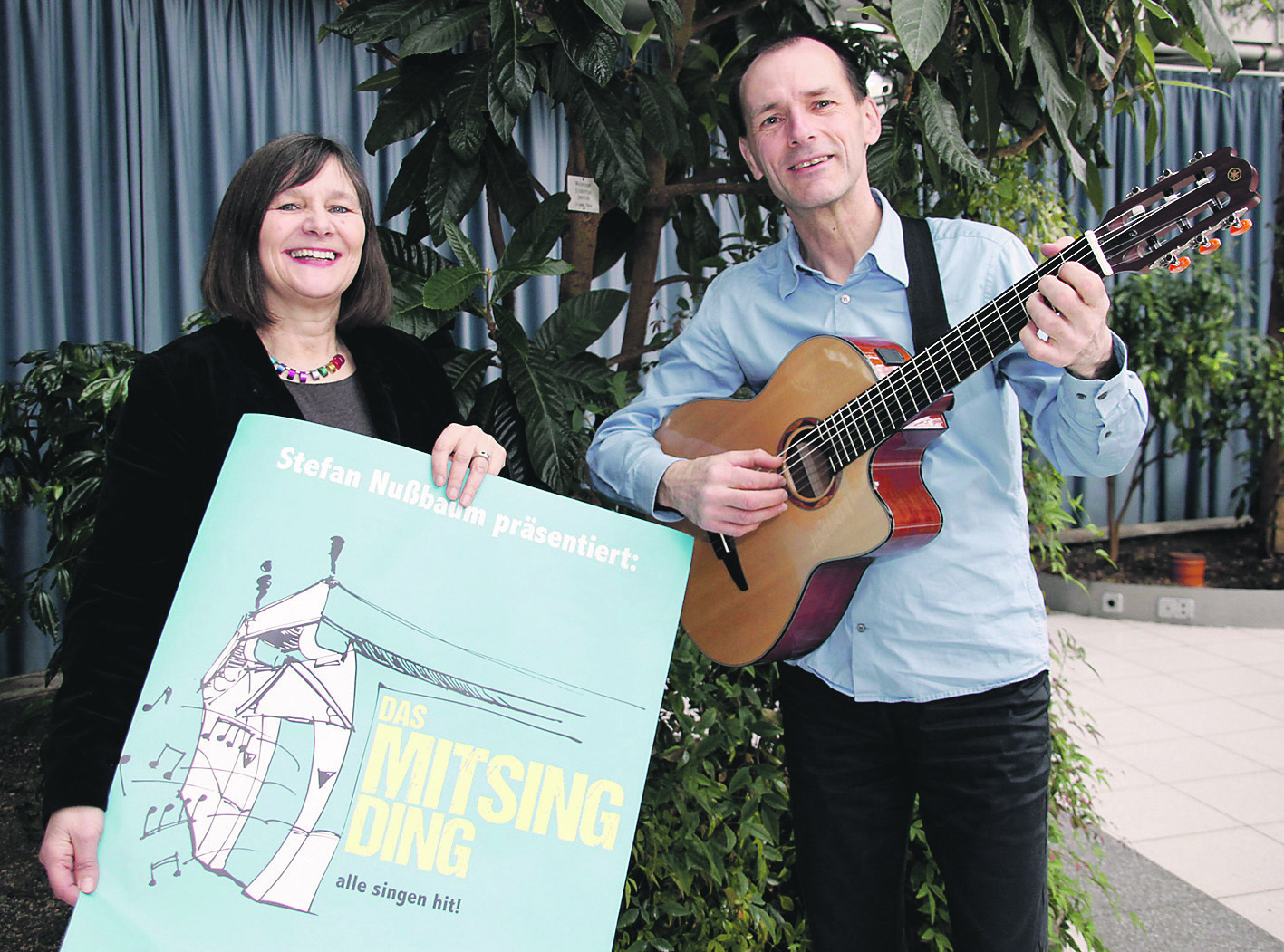 Bettina Hahn vom Kulturbüro und Stefan Nussbaum, Gitarrist und Gründer des 'MitSingDings', freuen sich auf die Premiere in Herten am 14. April.^Foto: Stadt Herten