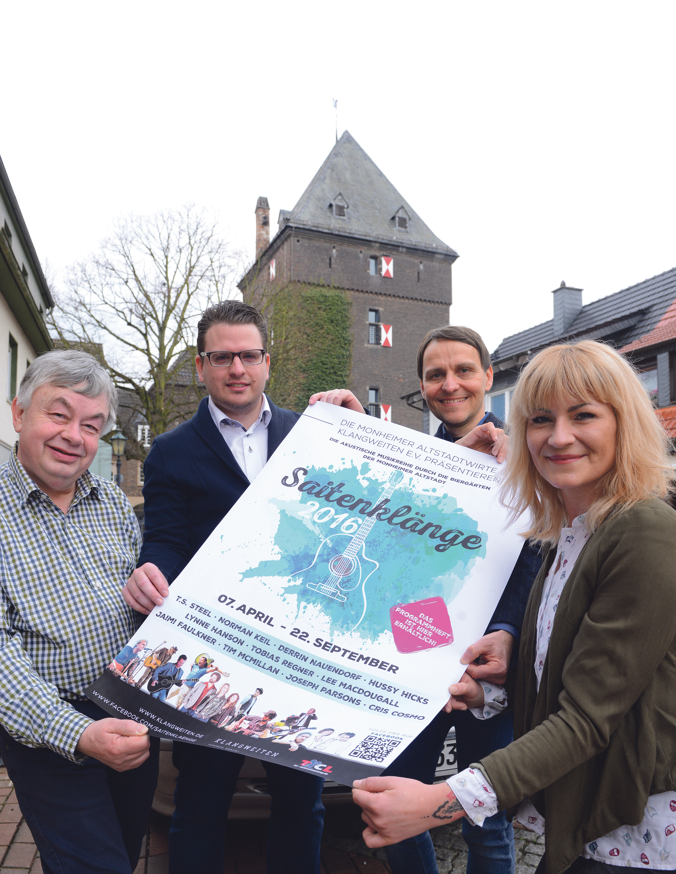 Die Saitenklänge starten am 7. April. Auf eine tolle Saison freuen sich (v.l.): Roland Giebner vom Familien Hofcafé, Ingo Wölk und Marc Schönberger vom Verein Klangweiten und Celina Helmboldt von der Biermanufactur. Foto: de Clerque