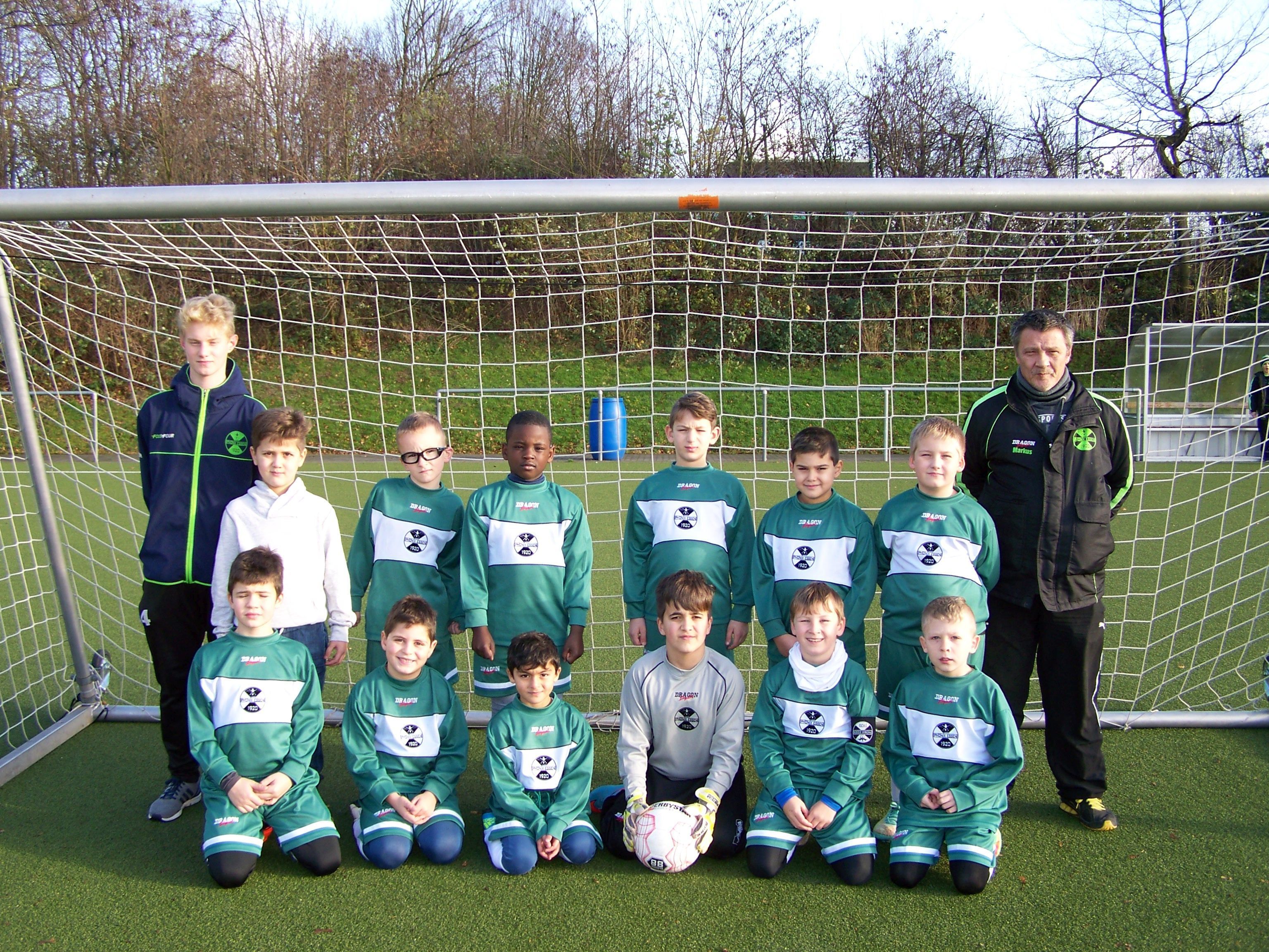 SC Phönix Essen , F1 Mannschaft
hinten, v.l.: Trainer Andreas, Hassan, Michail, Aaron, Hussein, Tarek, Justin, Trainer Markus
davor: Marios, Cem, Baran, Mohamed, Jonas, Julien
Es fehlen Junior, Kilian, Julian, Shawn, Tim