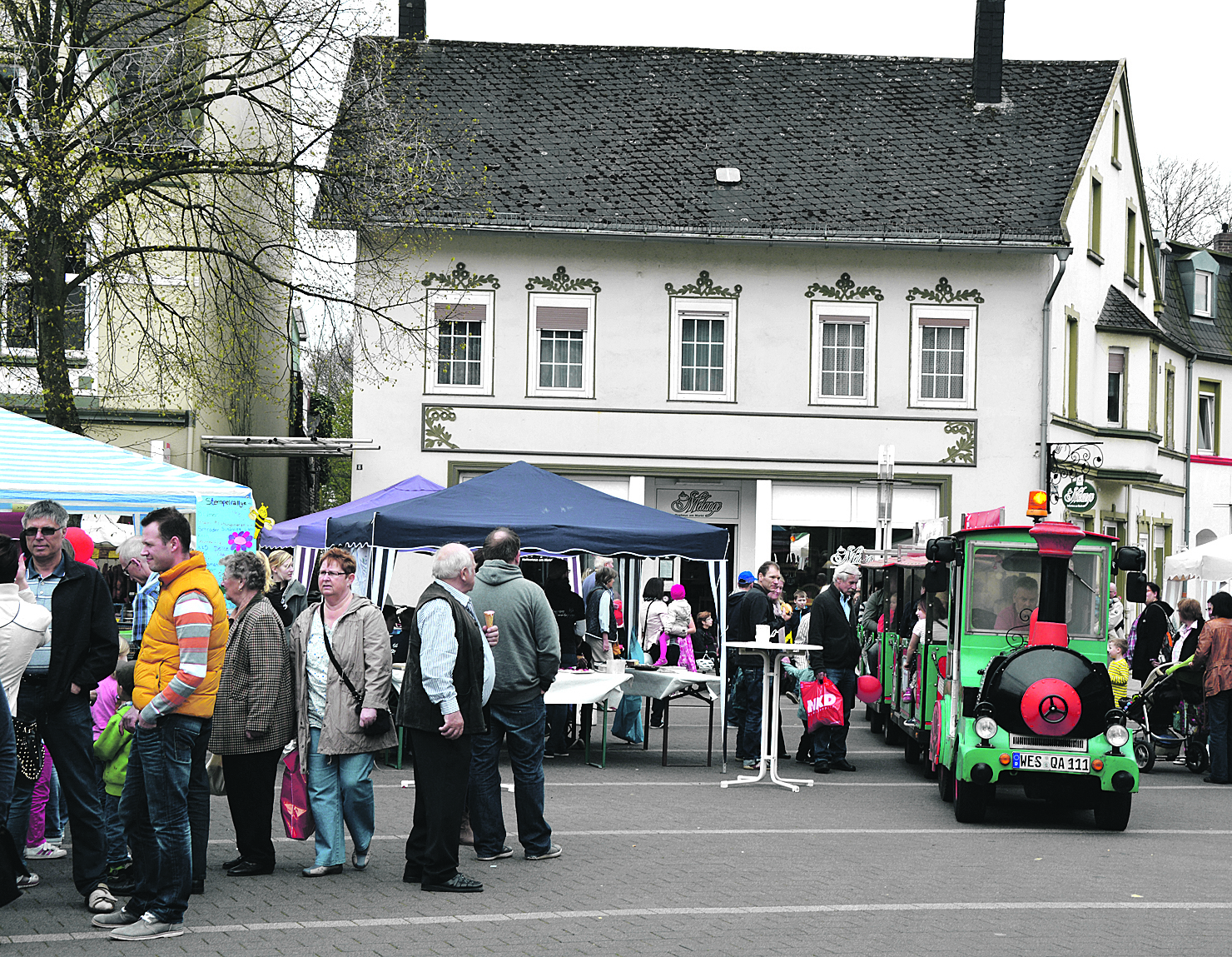 Die Bahn ist da. Viele Besucher, die zwischen Geschäften und Ständen auf dem Markt flanieren, wünscht sich die Werbegemeinschaft.