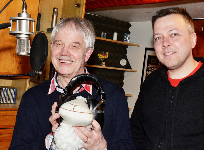 Frohe Ostergrüße mit Musik senden Michael Winkler und Marek Schirmer (rechts) in den EN-Kreis. Aufmerksam dabei: Osterschaf „Purzel“.