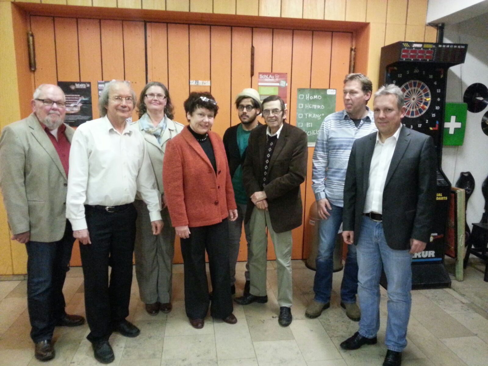 (v.links nach rechts) Peter Seeber (stellv Kassierer), Werner Burmester (Vorsitzender), Ute Kühler (stellv. Vorsitzende), Luise Burmester (Pressebeauftragte) Manohar Gautam (stellv. Vorsitzender), Egon Schmidt (Schriftführer), Ulrich Becker (Kassierer), Frank Cerny (Fraktionsvorsitzender im Rat RE) auf dem Bild fehlt Nils Warych (stellv. Schriftführer)