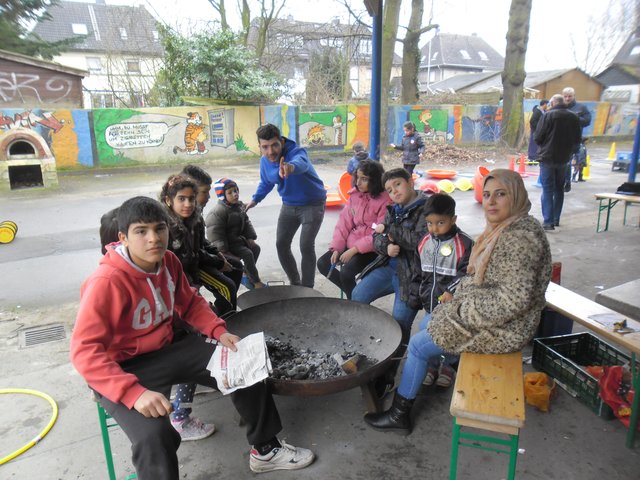 Kartoffeln werden von den Kindern selbst gebacken.