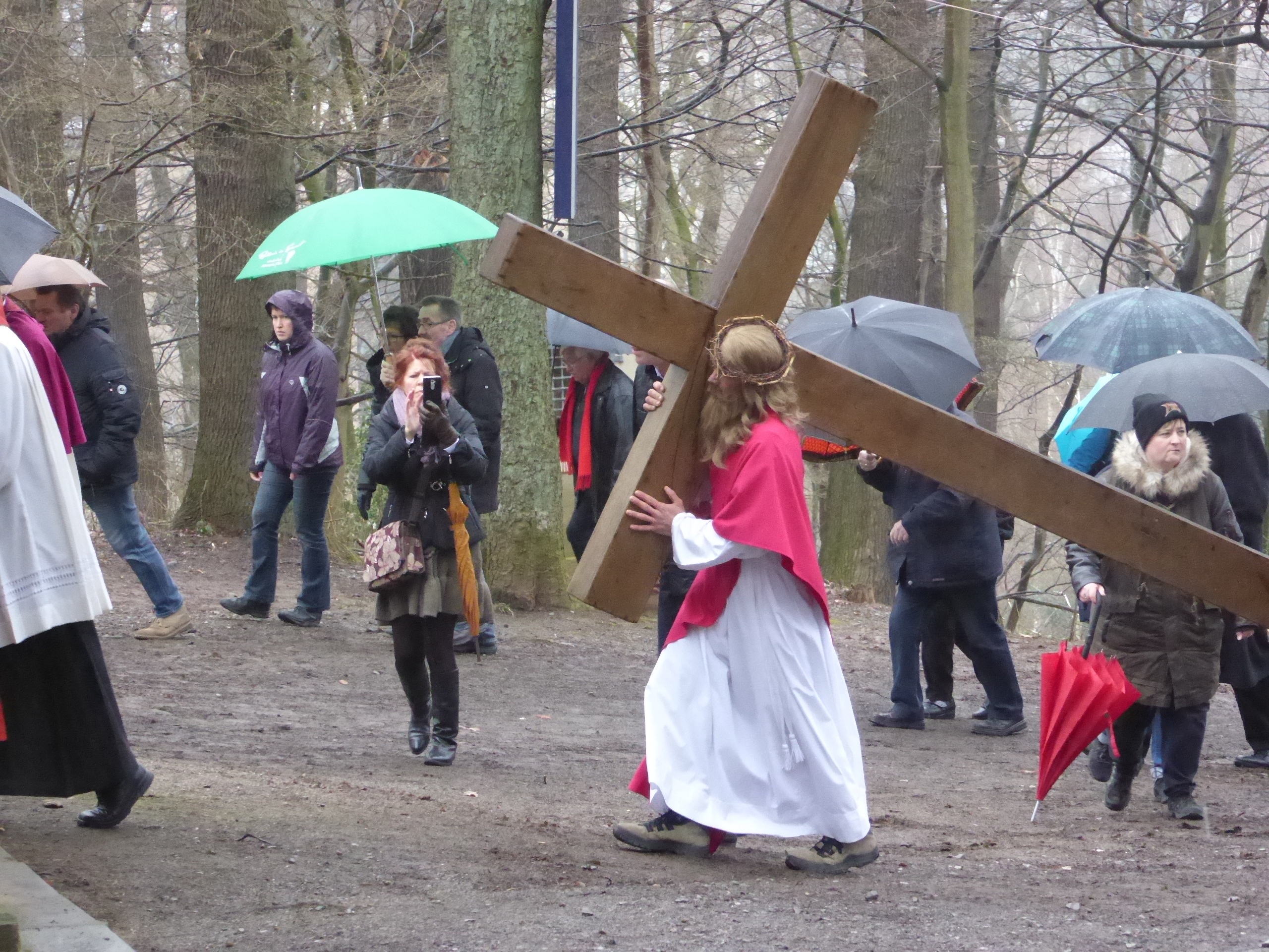 er trägt für alle das Kreuz....