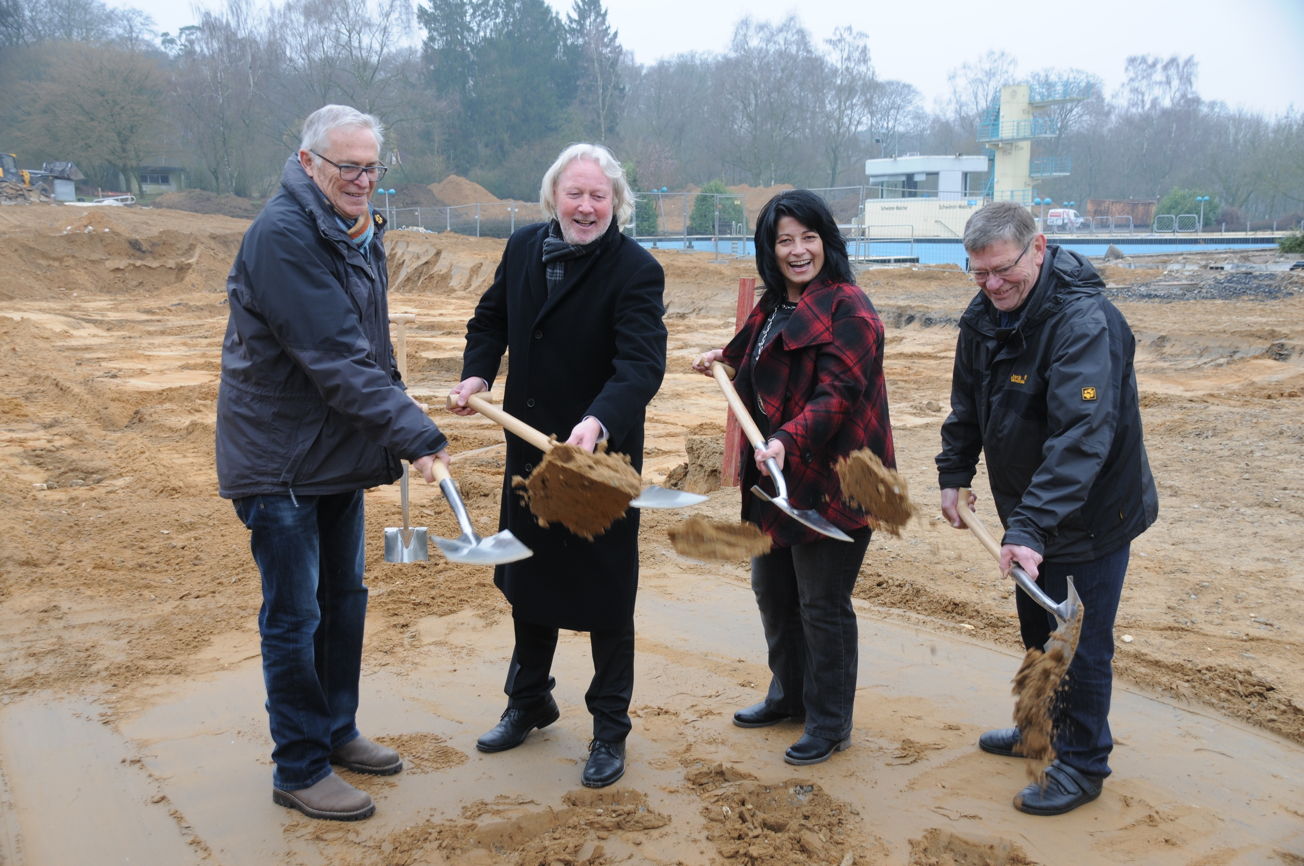 Jörg Cosar, Rolf Hoffmann, Bürgermeisterin Sonja Northing und Projektleiter Heinz Waskowiak vollziehen den ersten Spatenstich auf dem Gelände des neuen Sport- und Freizeitbades im Klever Sternbusch