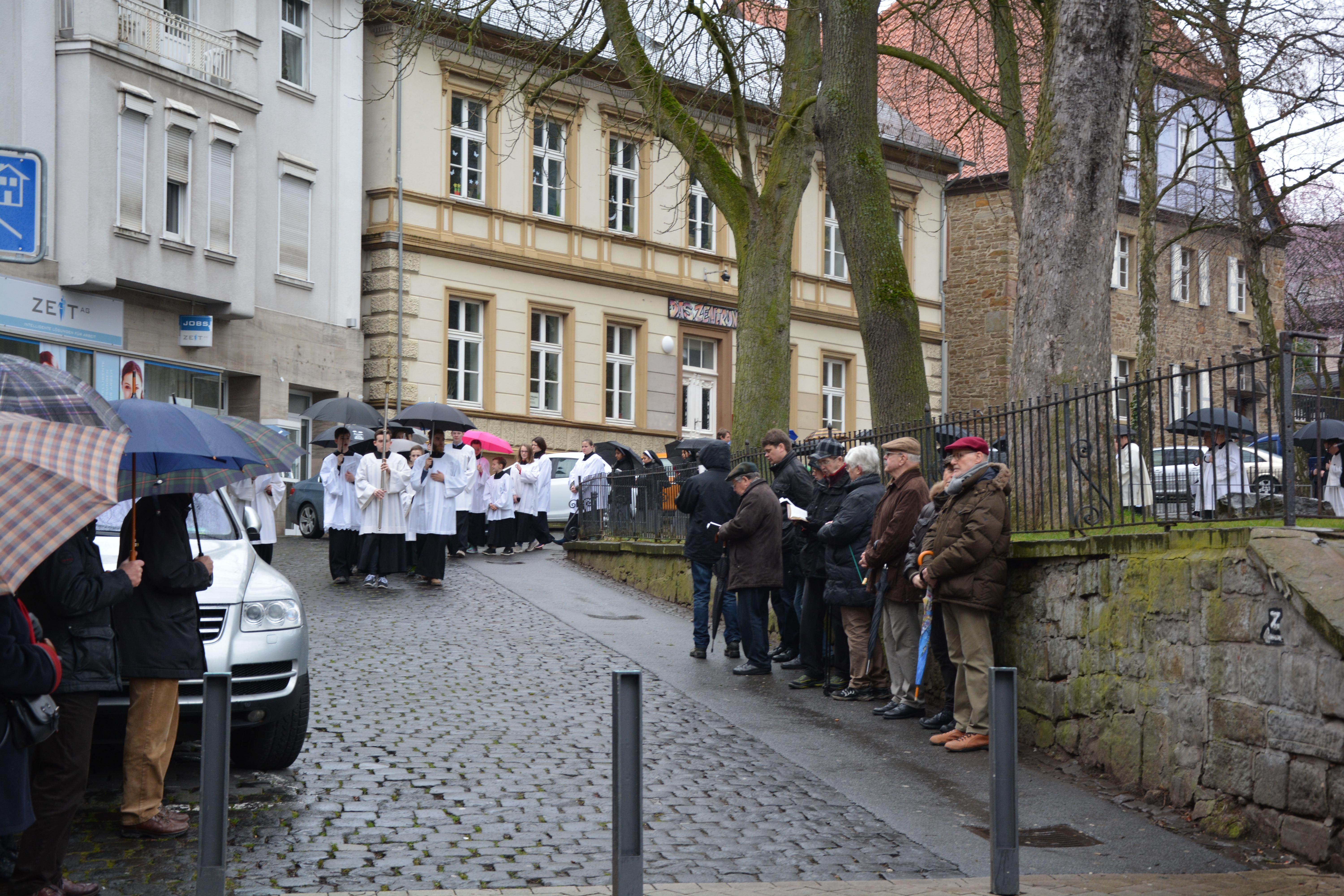In diesem Jahr war der Haupteingang noch eingerüstet. Deshalb nahm die Große Kreuztracht ihren Anfang durch den Seiteneingang.