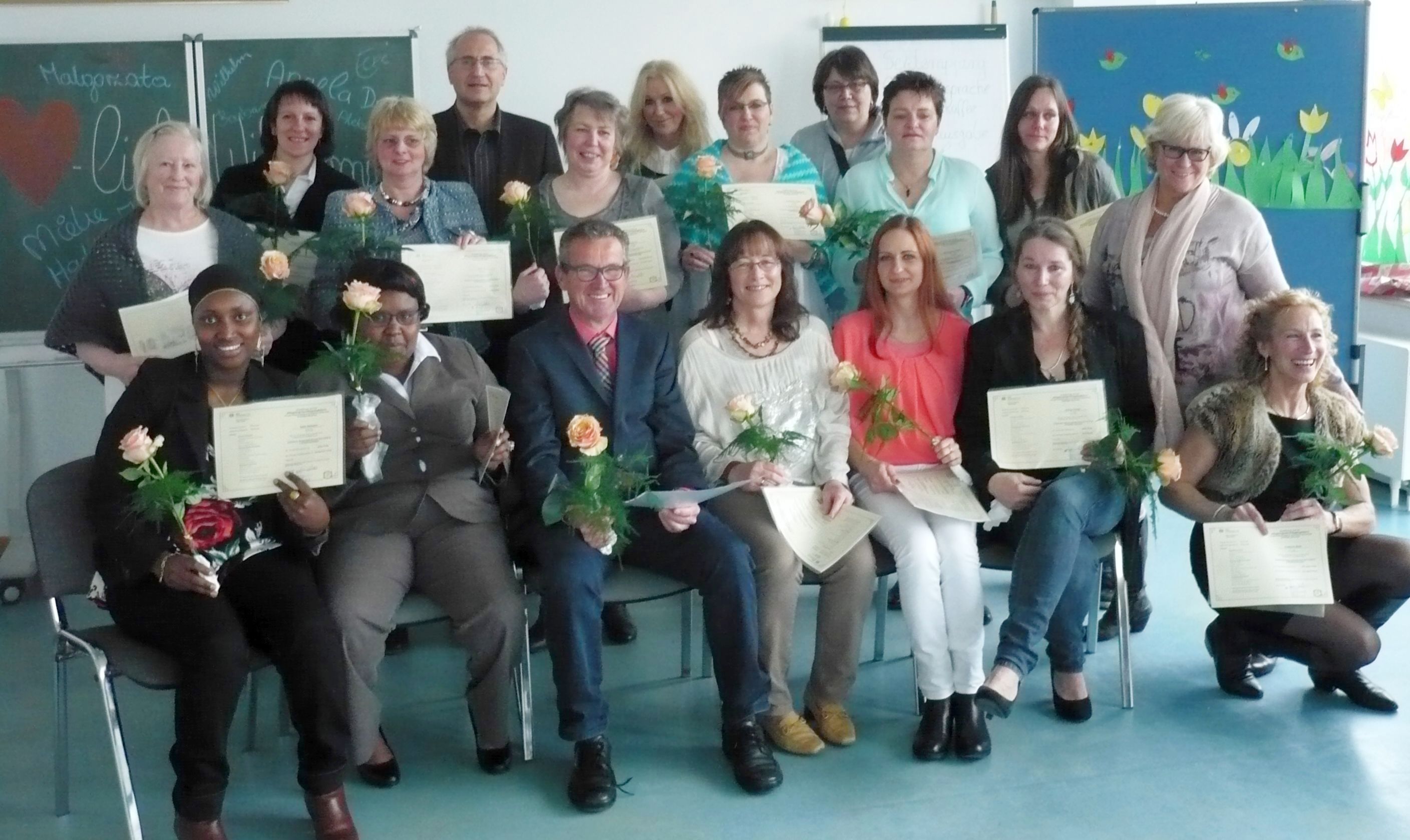 untere Reihe v.li.n.re: Haddijatou Sallah (Kleve), Mercy Kariuki (Goch), Wilhelm Maaßen (Kleve), Doris Groenewald (Kranenburg), Aleksandra Sgonina (Kleve), Corry van Eyl (Dozentin), Claudia Gellings (Emmerich), Mieke Kruitbosch (Kranenburg)
obere Reihe v.li.n.re.: Marita Holtermann (Kleve), Malgorzata Antczak (Kleve), Iris Dauer (Kleve), Halim Mouhajer (Kursleiter), Iris Weinrich (Goch), Ruth C, Angela Achmansky (Kleve), Elke Kaminski (Goch), Elke Beekmann-Graf (GH Gennep), Silke Epp (Emmerich); nicht mit a