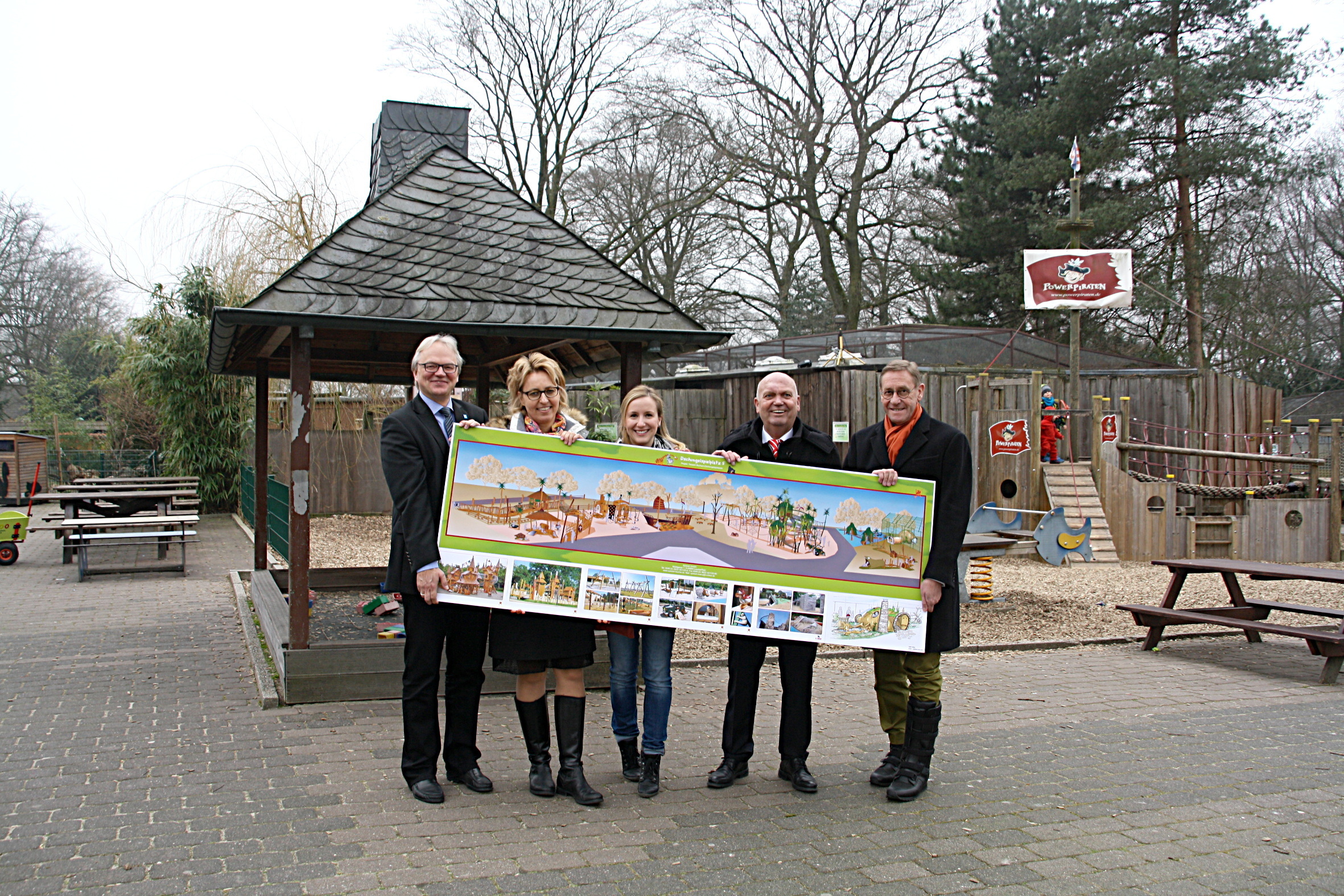 Der 20 Jahre alte Spielplatz soll durch einen vier Mal so großen ersetzt werden (v.l.): Tierparkdirektor Ralf Slabik, Zooschulleiterin Kerstin Schulze, ihre Stellvertreterin Judith Becker, Volker Goldmann, Vorstandsvorsitzer der Sparkasse Bochum, und Karl Jochem Kretschmer, Aufsichtsratsvorsitzender des Tierparks.