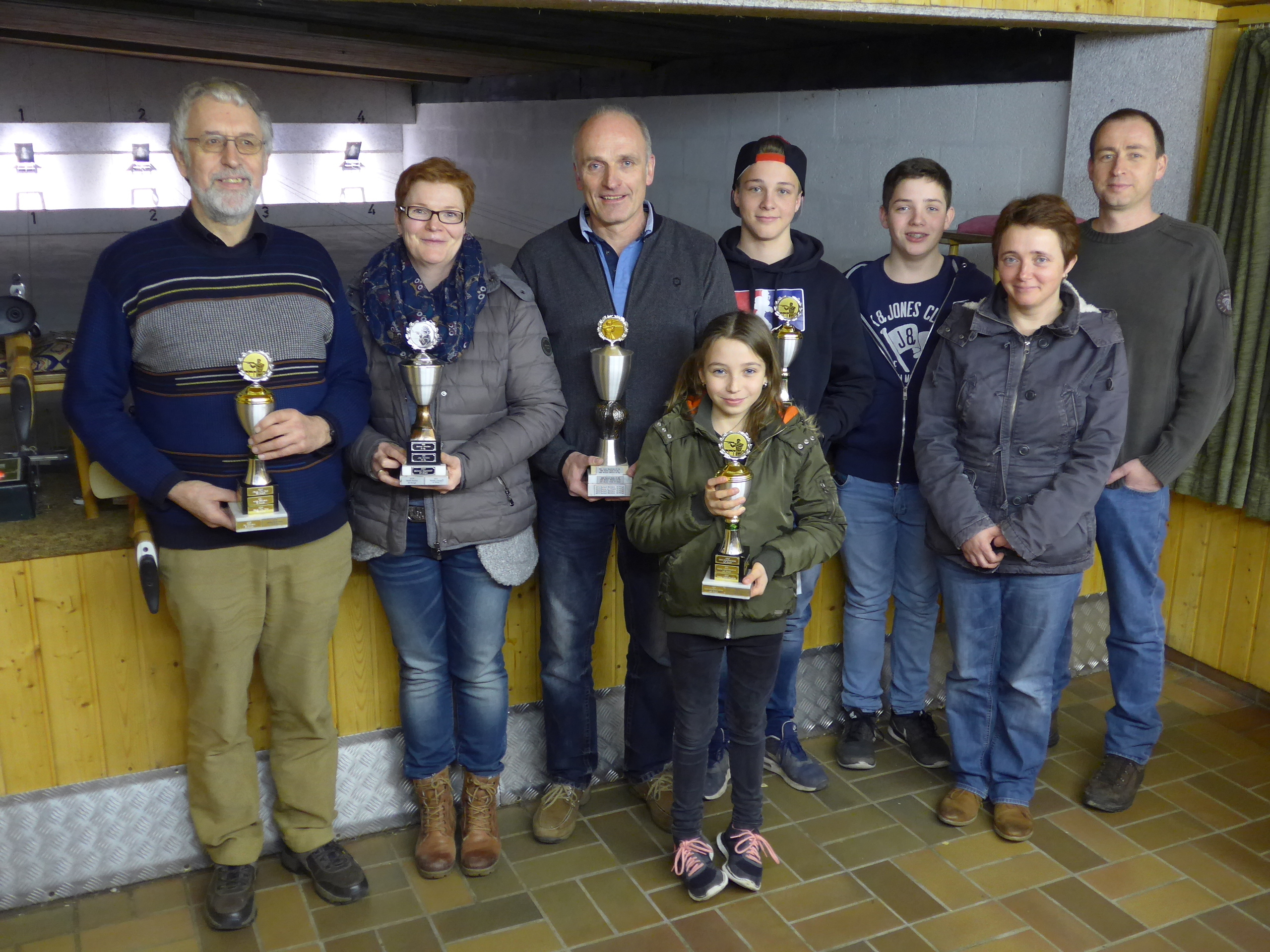 Die Pokalsieger (v. l. n. r.) Heinz Willi Holz, Tanja van Haaren, Norbert Mülders, Familie Dicks: Jonas mit Jugendpokal, Kai, Lucia, Stefan, Eva präsentiert den Familienpokal