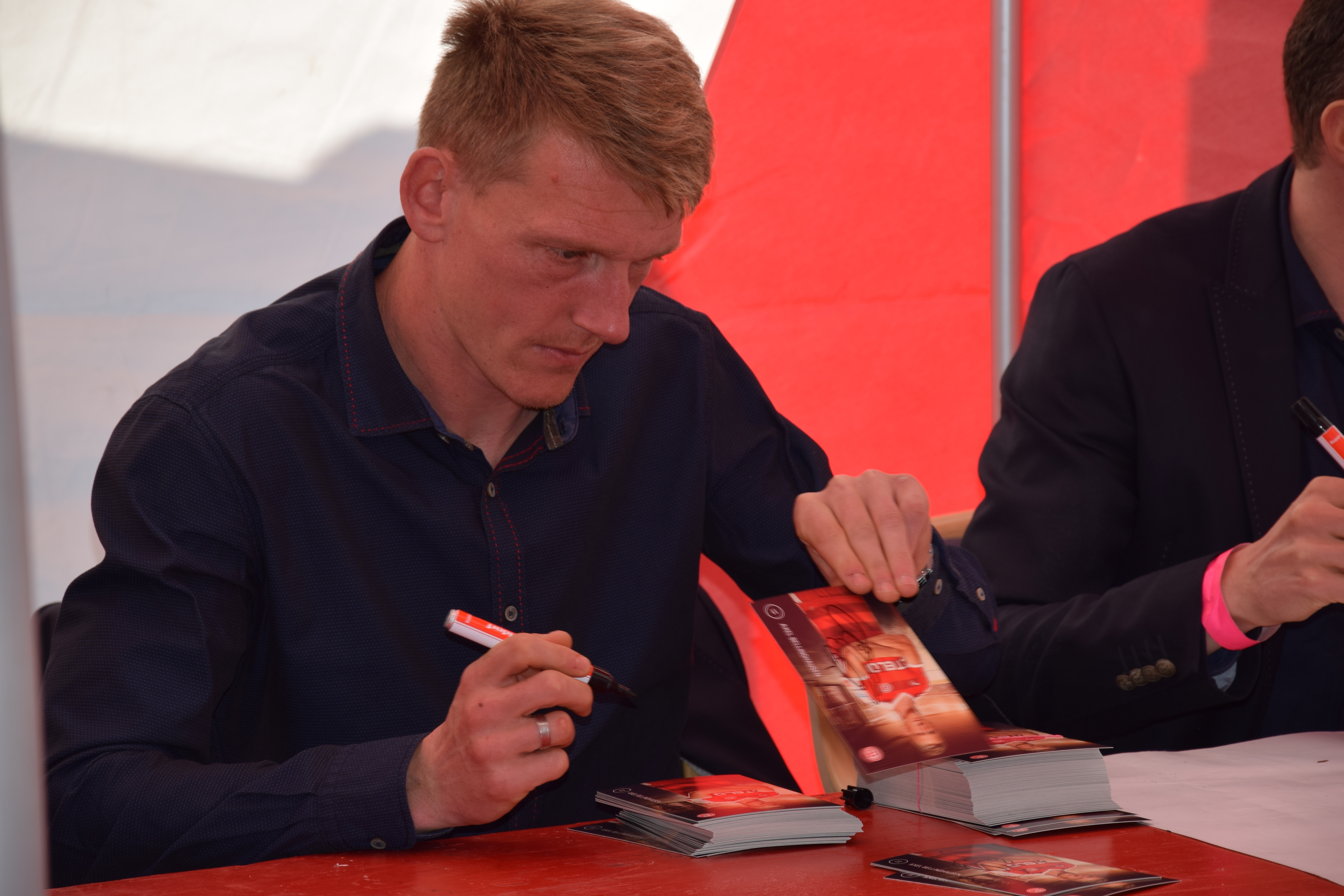 Axel Bellinghausen schrieb beim Fortuna 95-Renntag fleißig Autogramme.