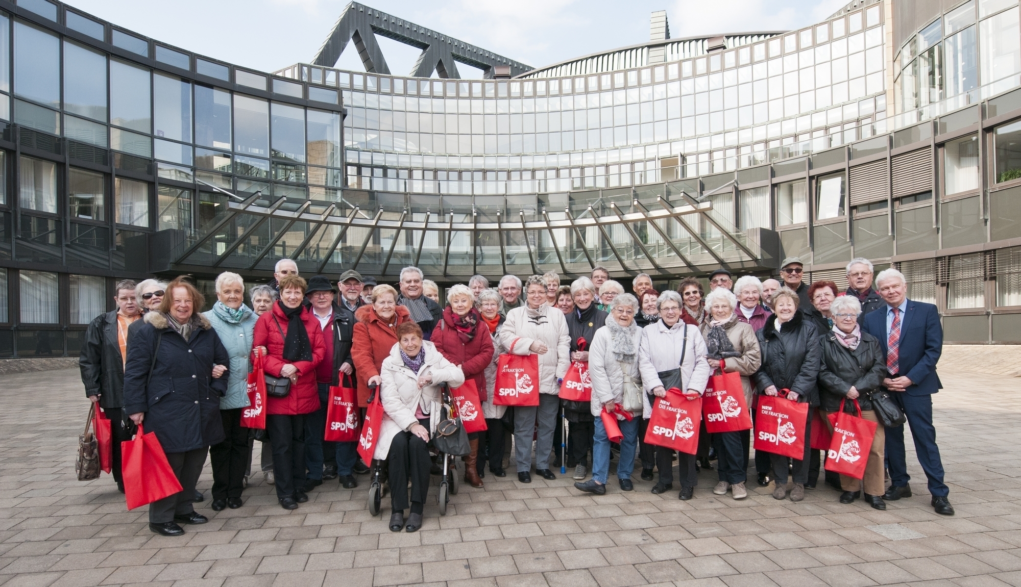 Die AWO-Gruppe mit dem SPD-Abgeordneten Peter Weckmann (r.) vor der beeindruckenden Kulisse des Landtags.
Foto: Henschke