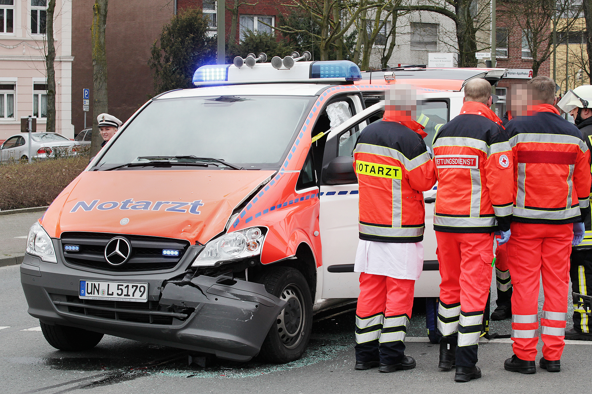 Das Notarzt-Fahrzeug aus Lünen prallte am Ostermontag auf einen Passat.